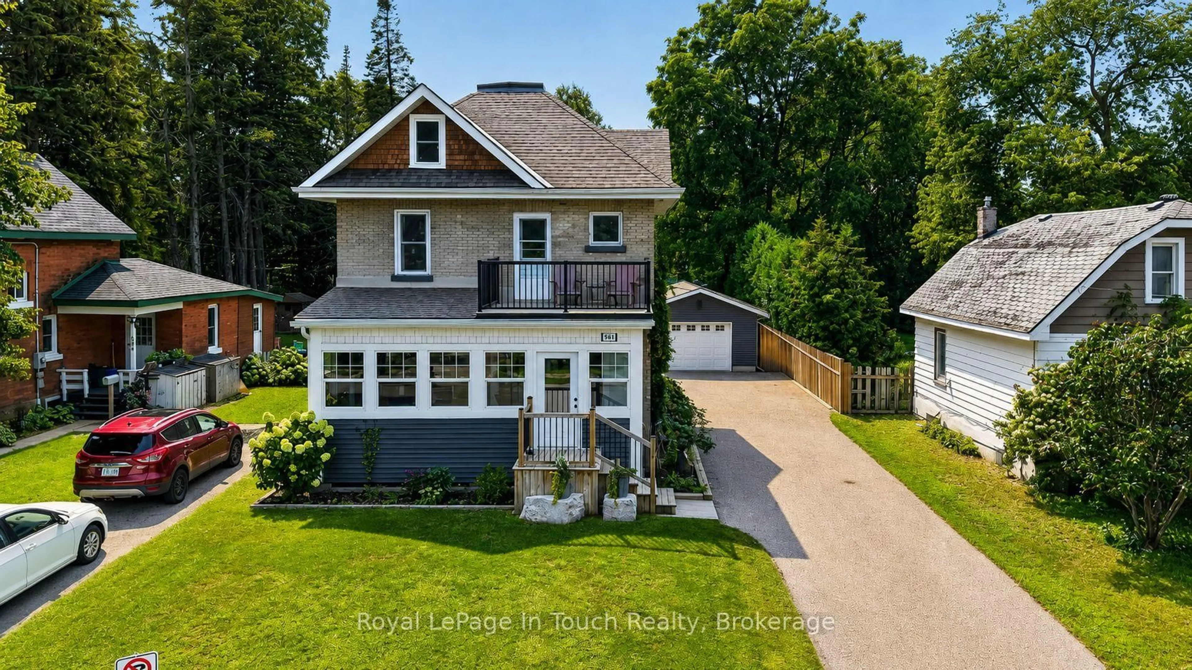 A pic from outside/outdoor area/front of a property/back of a property/a pic from drone, street for 400 Russell St, Midland Ontario L4R 3A8