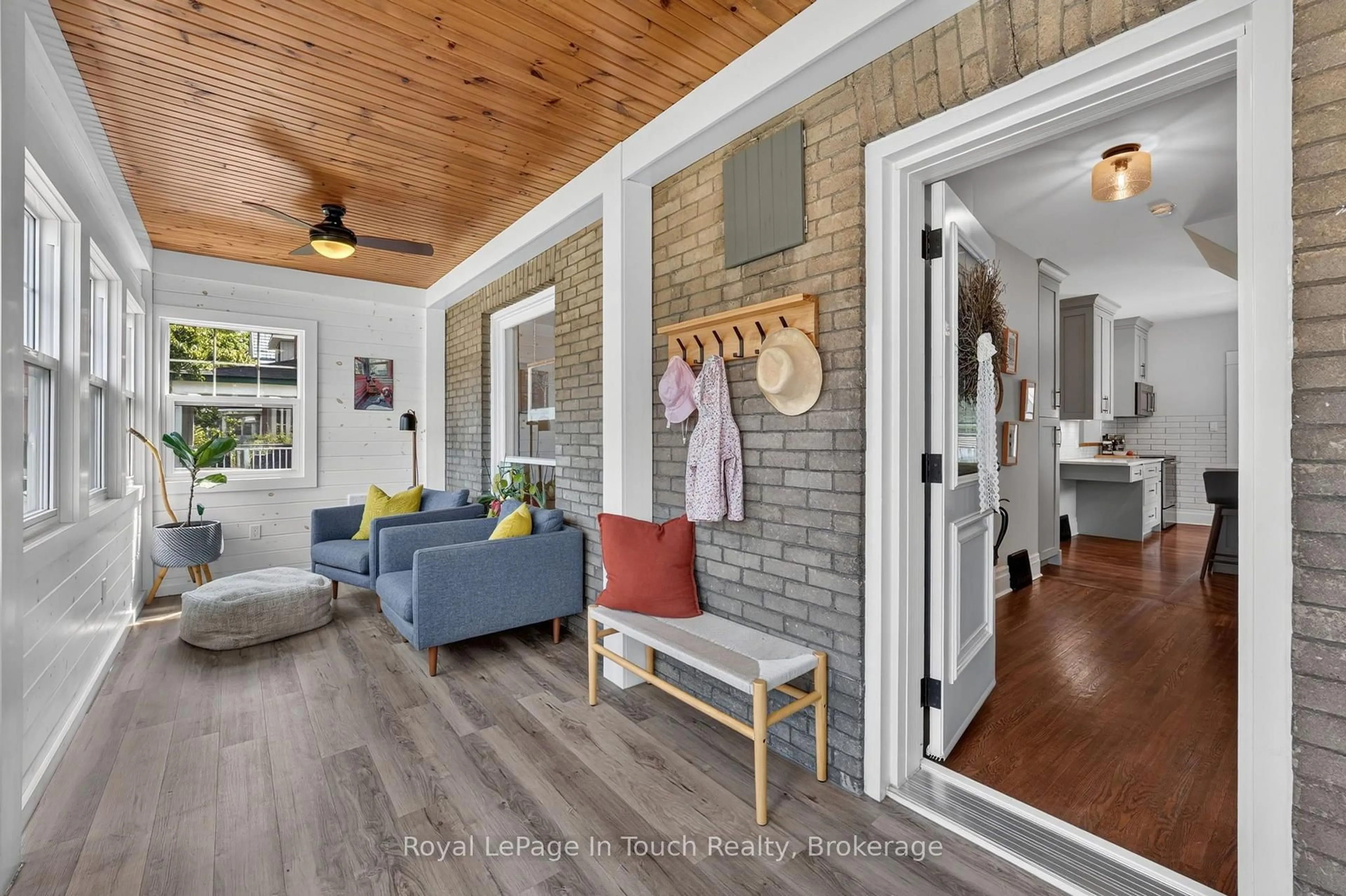 Indoor entryway for 400 Russell St, Midland Ontario L4R 3A8
