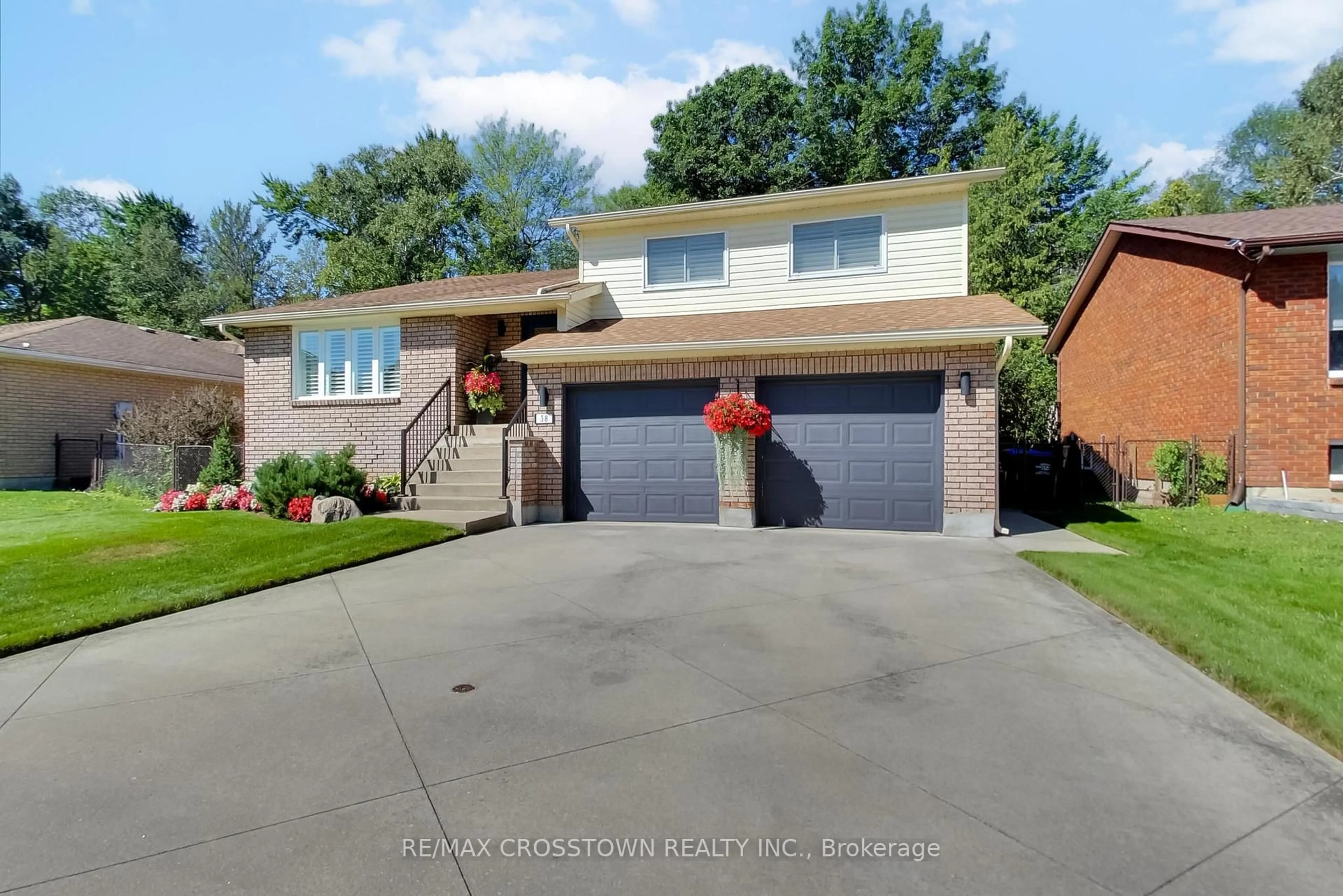 Home with brick exterior material, street for 38 Innisbrook Dr, Wasaga Beach Ontario L9Z 1G2
