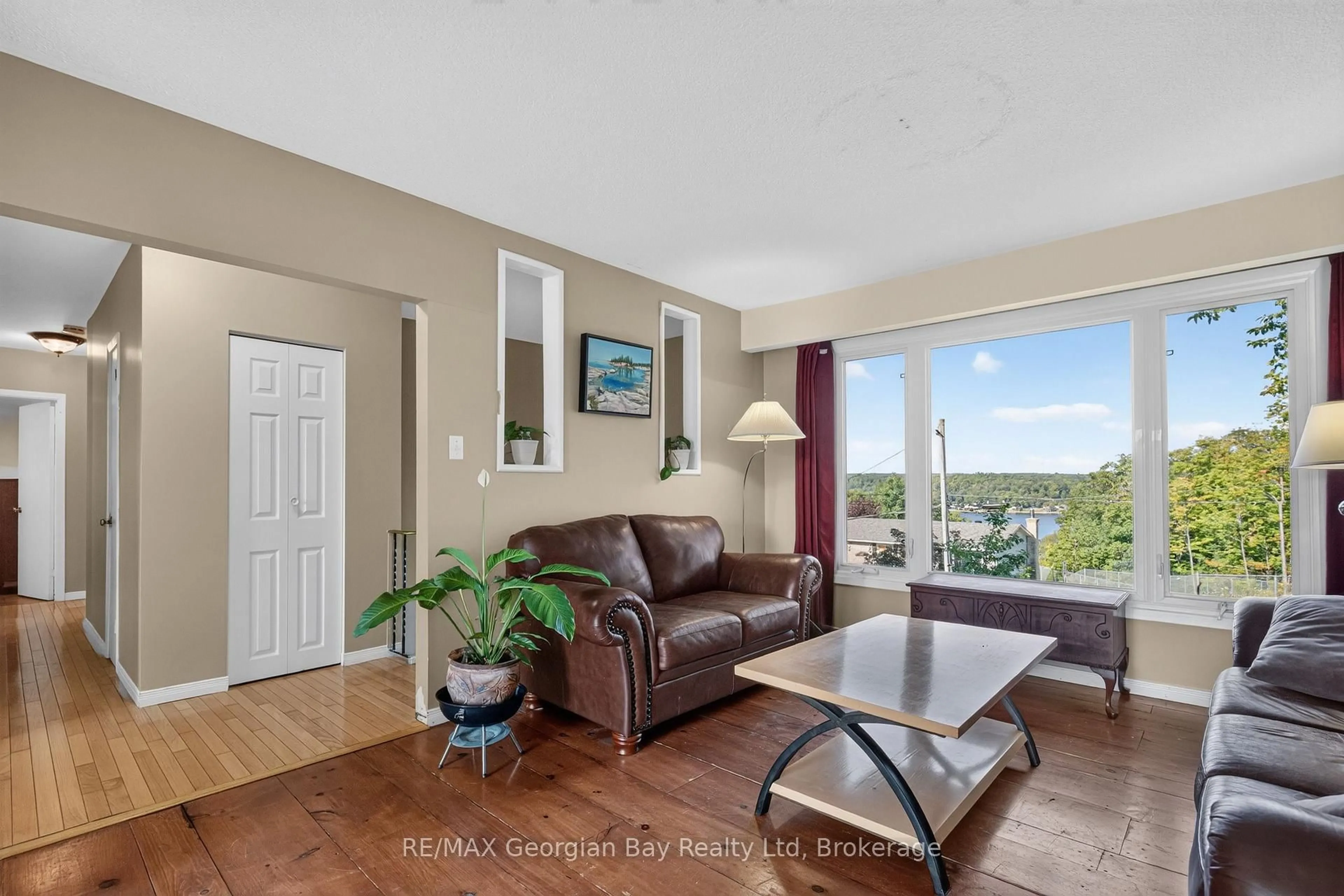 Living room with furniture, unknown for 329 Church St, Penetanguishene Ontario L9M 1G5