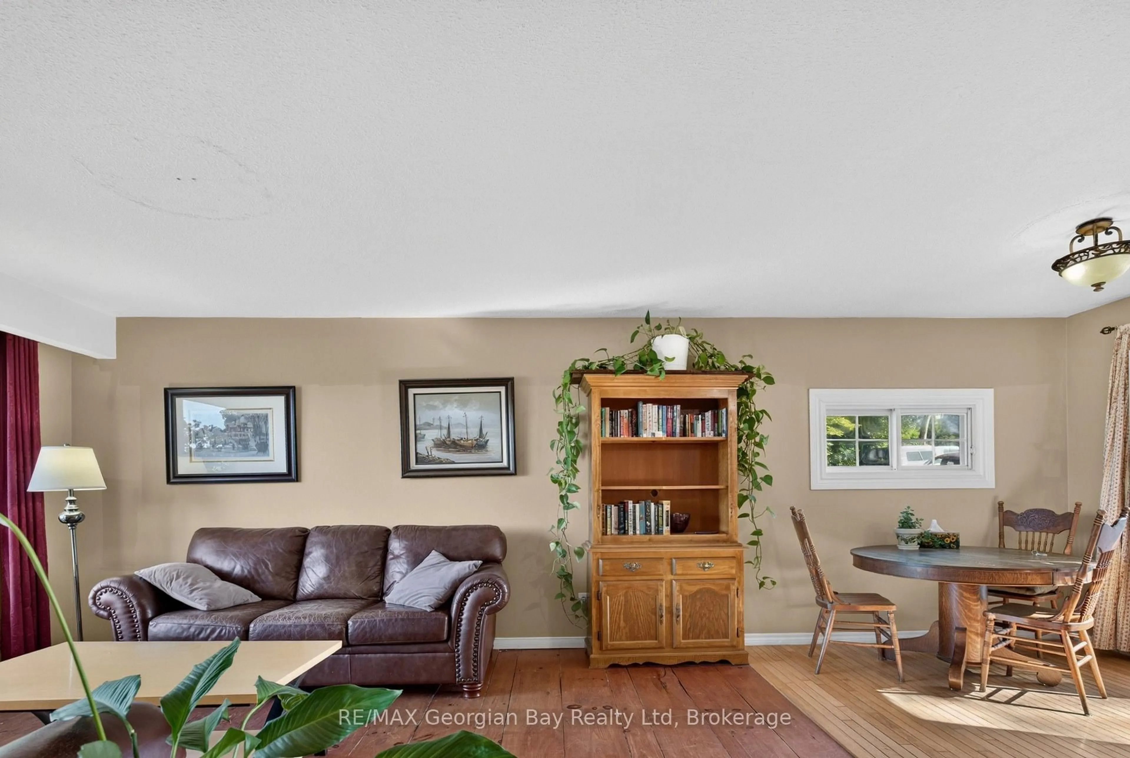 Living room with furniture, unknown for 329 Church St, Penetanguishene Ontario L9M 1G5