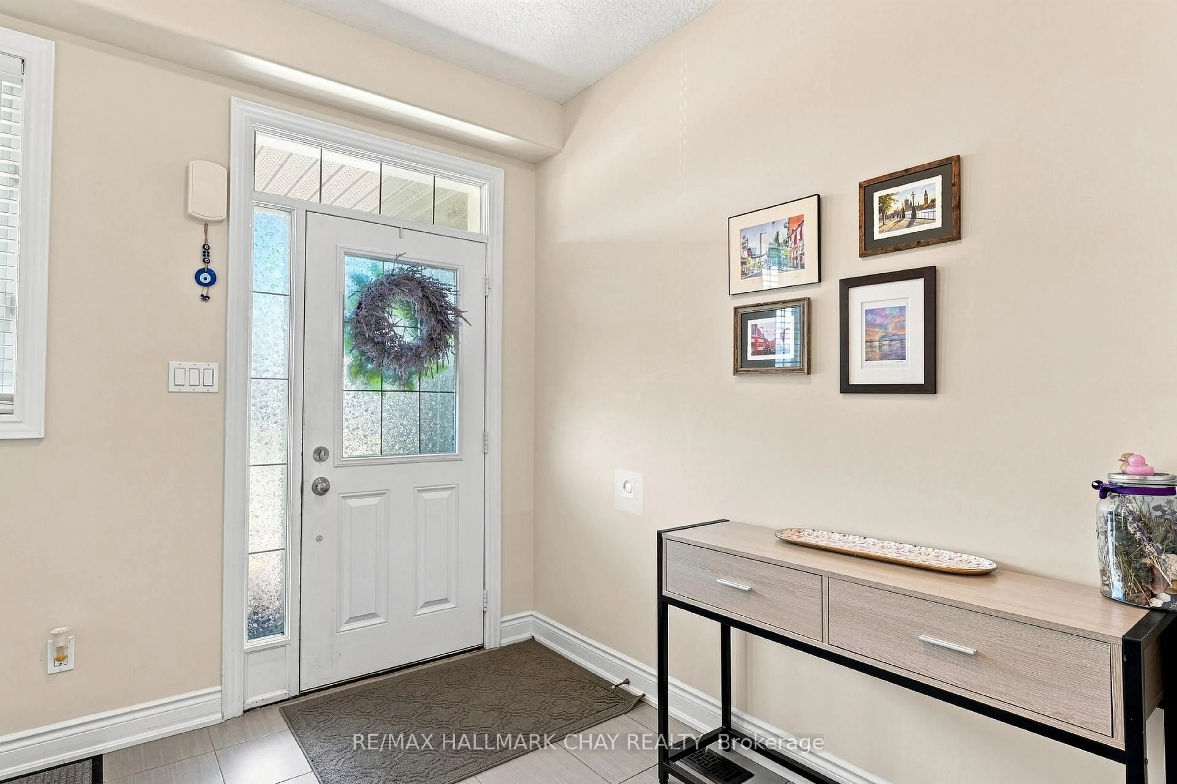 Indoor entryway for 23 Nathan Cres, Barrie Ontario L4N 0S5