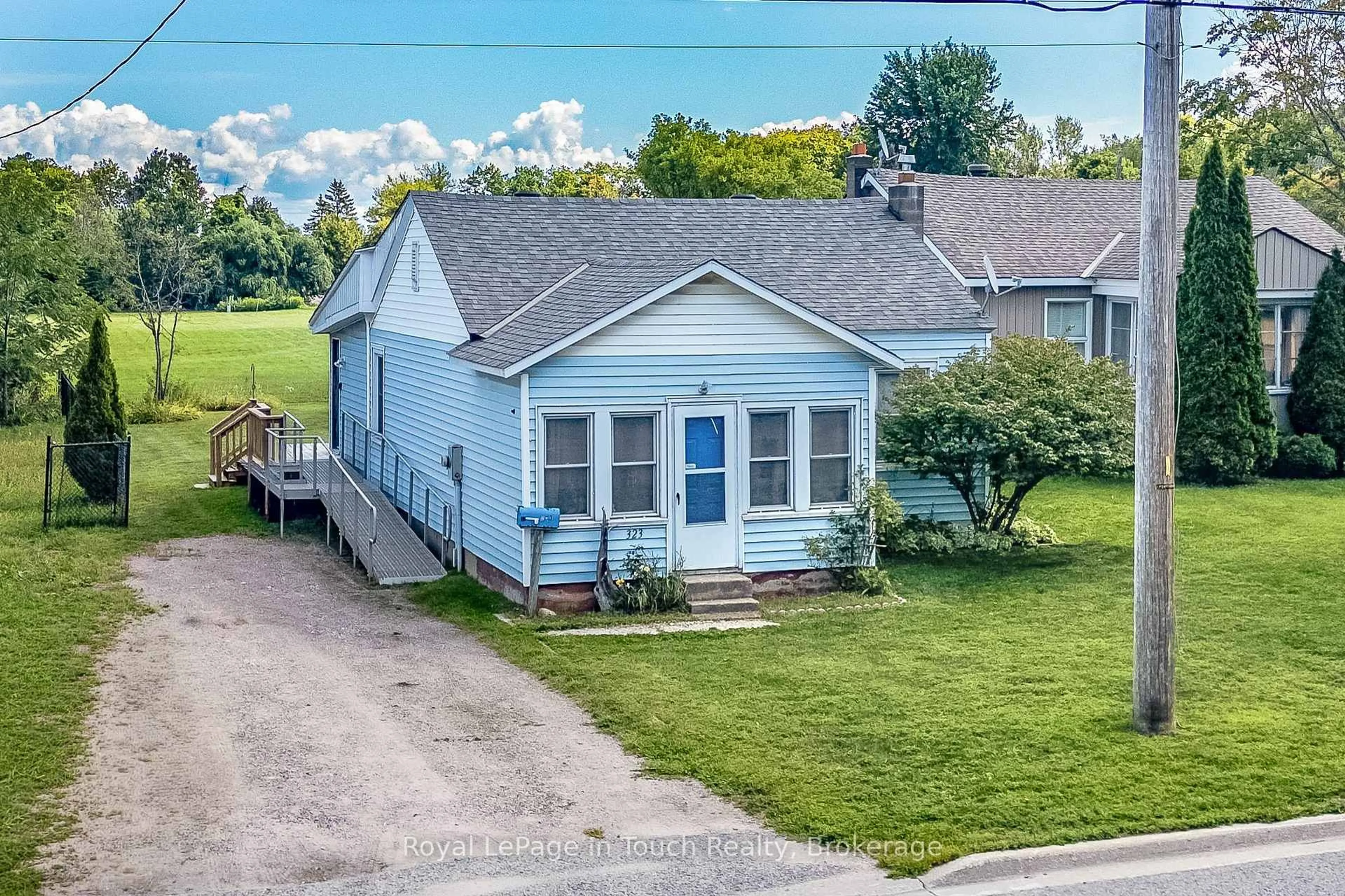 A pic from outside/outdoor area/front of a property/back of a property/a pic from drone, street for 323 William St, Midland Ontario L4R 4G2