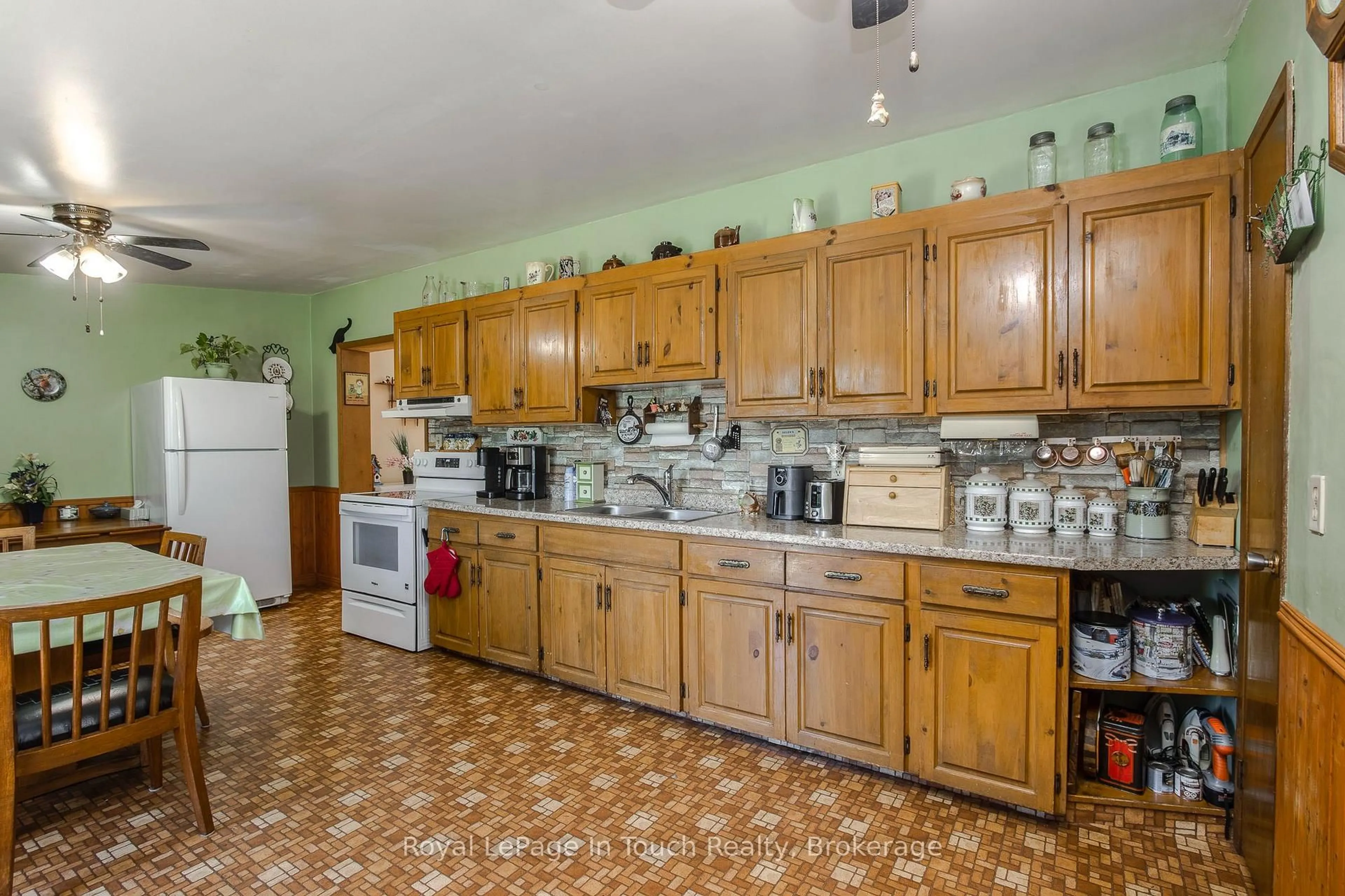 Standard kitchen, ceramic/tile floor for 323 William St, Midland Ontario L4R 4G2