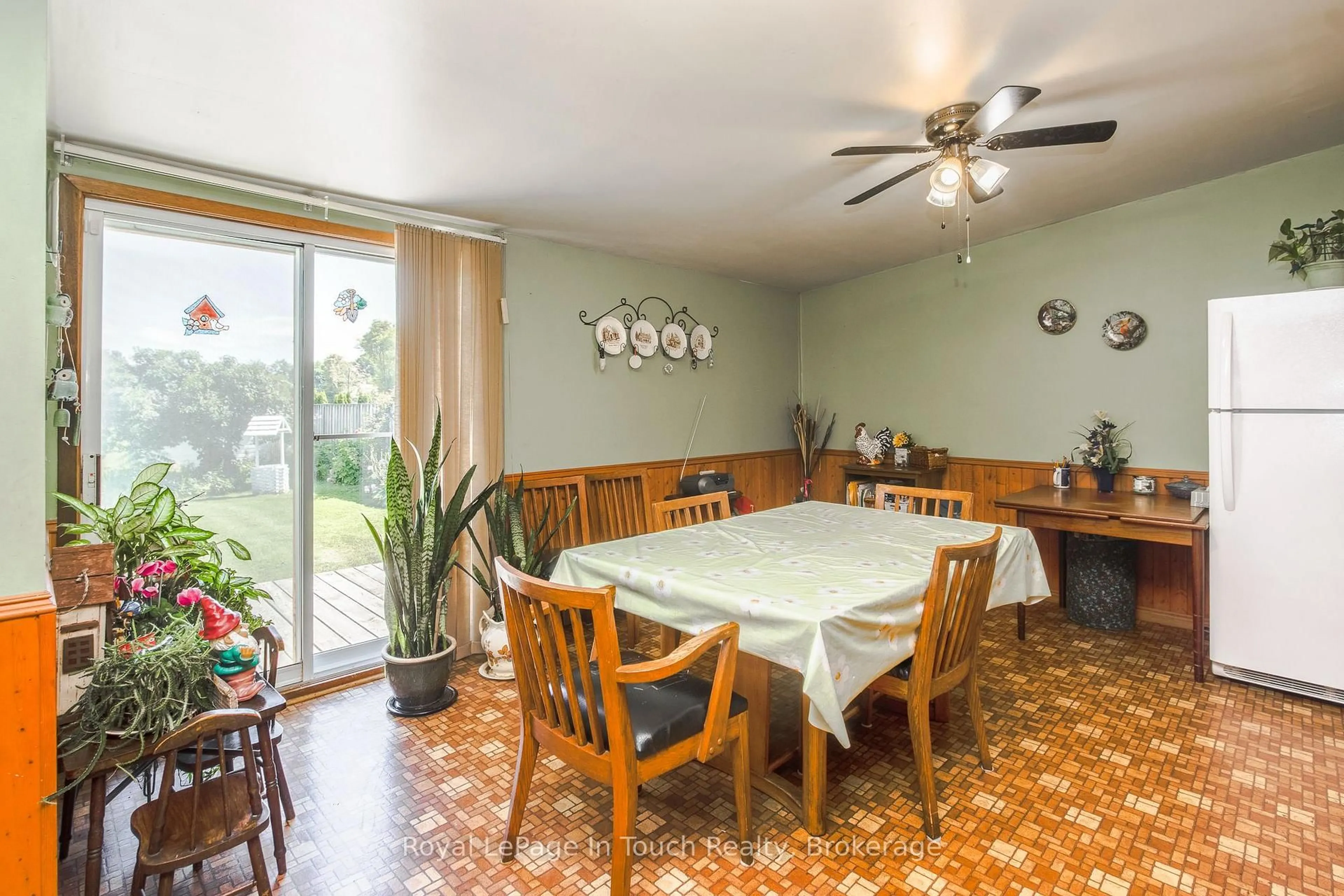 Dining room, ceramic/tile floor for 323 William St, Midland Ontario L4R 4G2