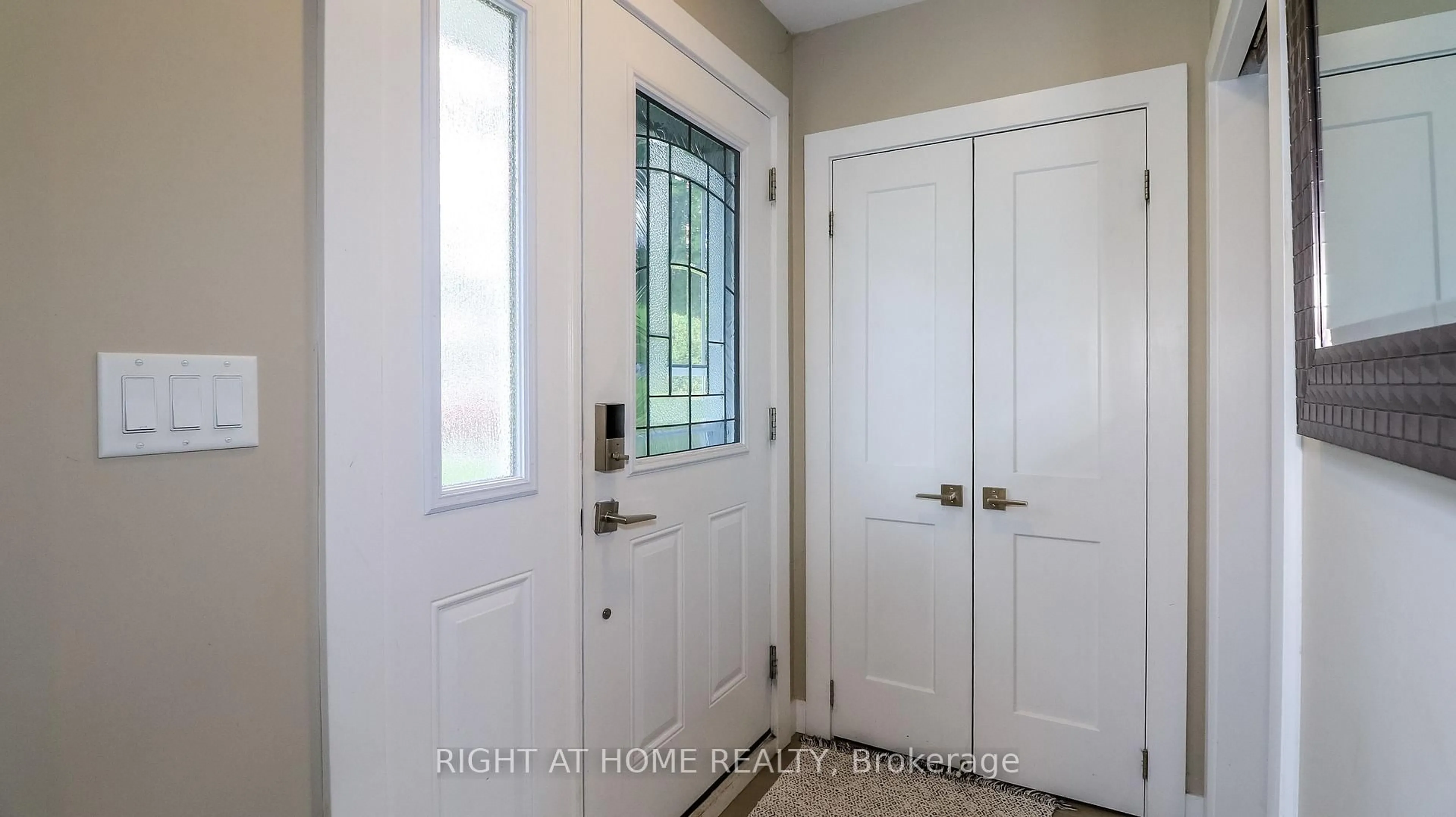 Indoor entryway for 15 Highview Rd, Barrie Ontario L4M 2M1