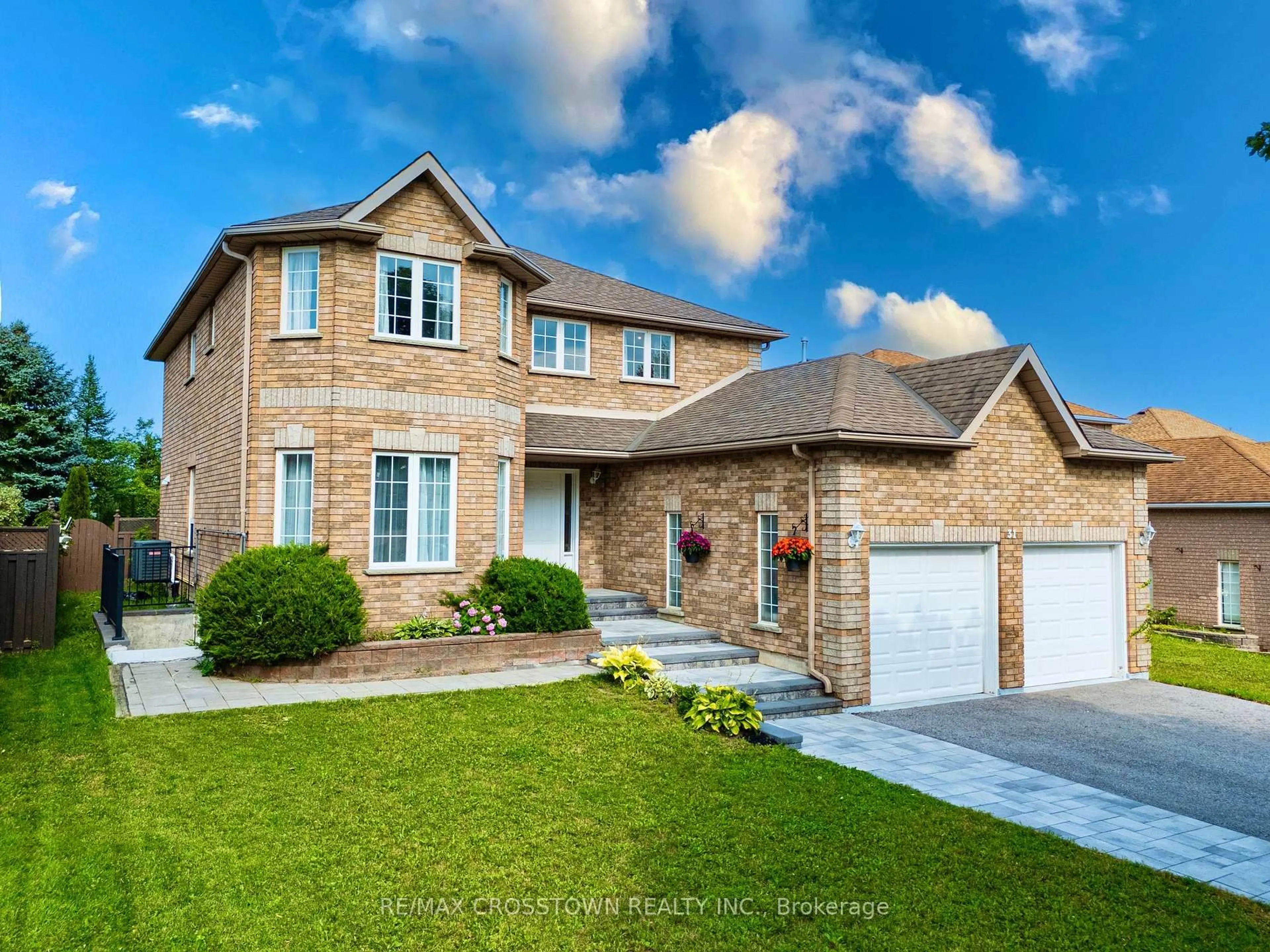 Home with brick exterior material, street for 31 Logan Crt, Barrie Ontario L4N 8G9