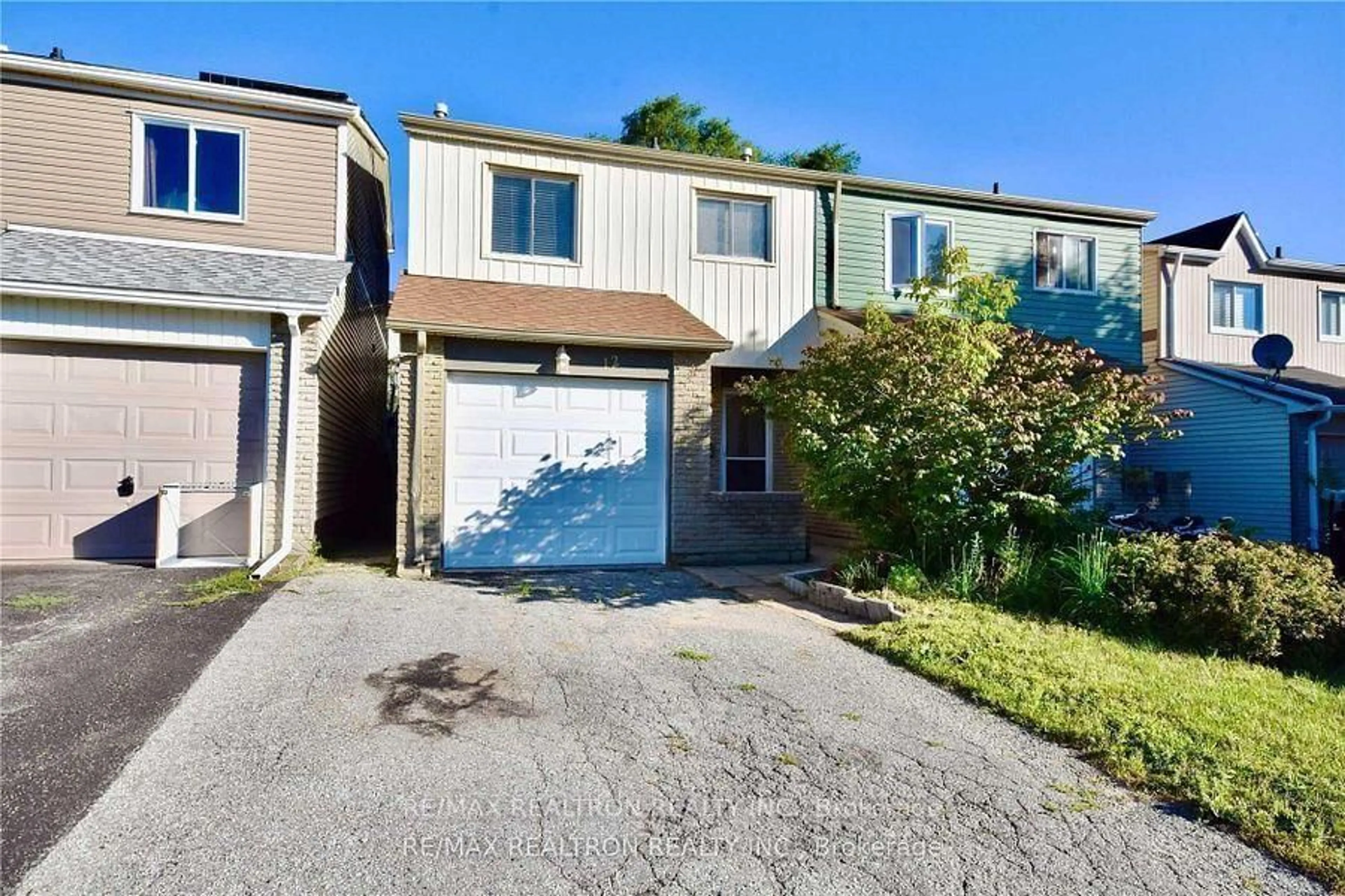 A pic from outside/outdoor area/front of a property/back of a property/a pic from drone, street for 12 Robin Crt, Barrie Ontario L4M 5M1