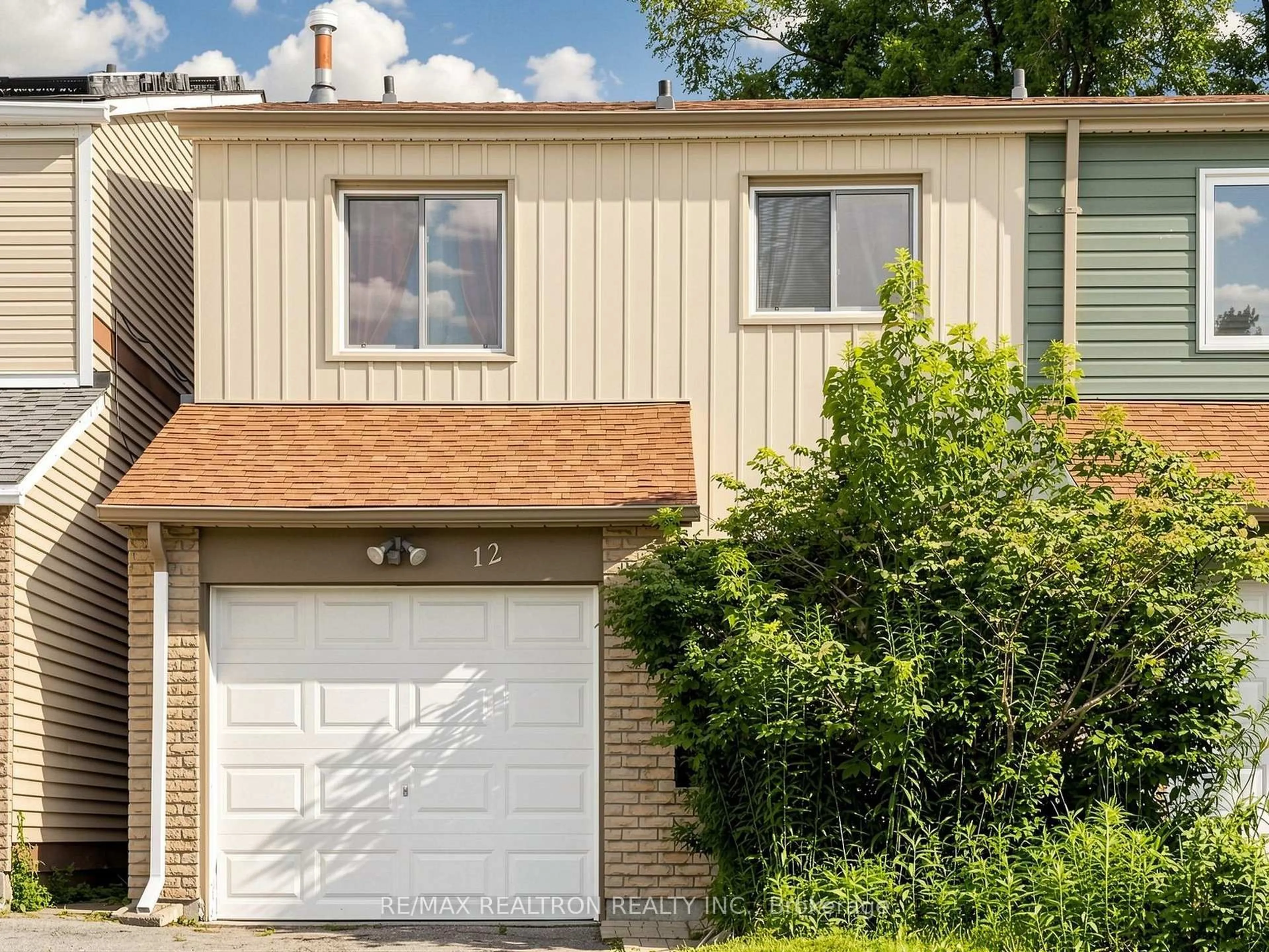 Home with vinyl exterior material, street for 12 Robin Crt, Barrie Ontario L4M 5M1