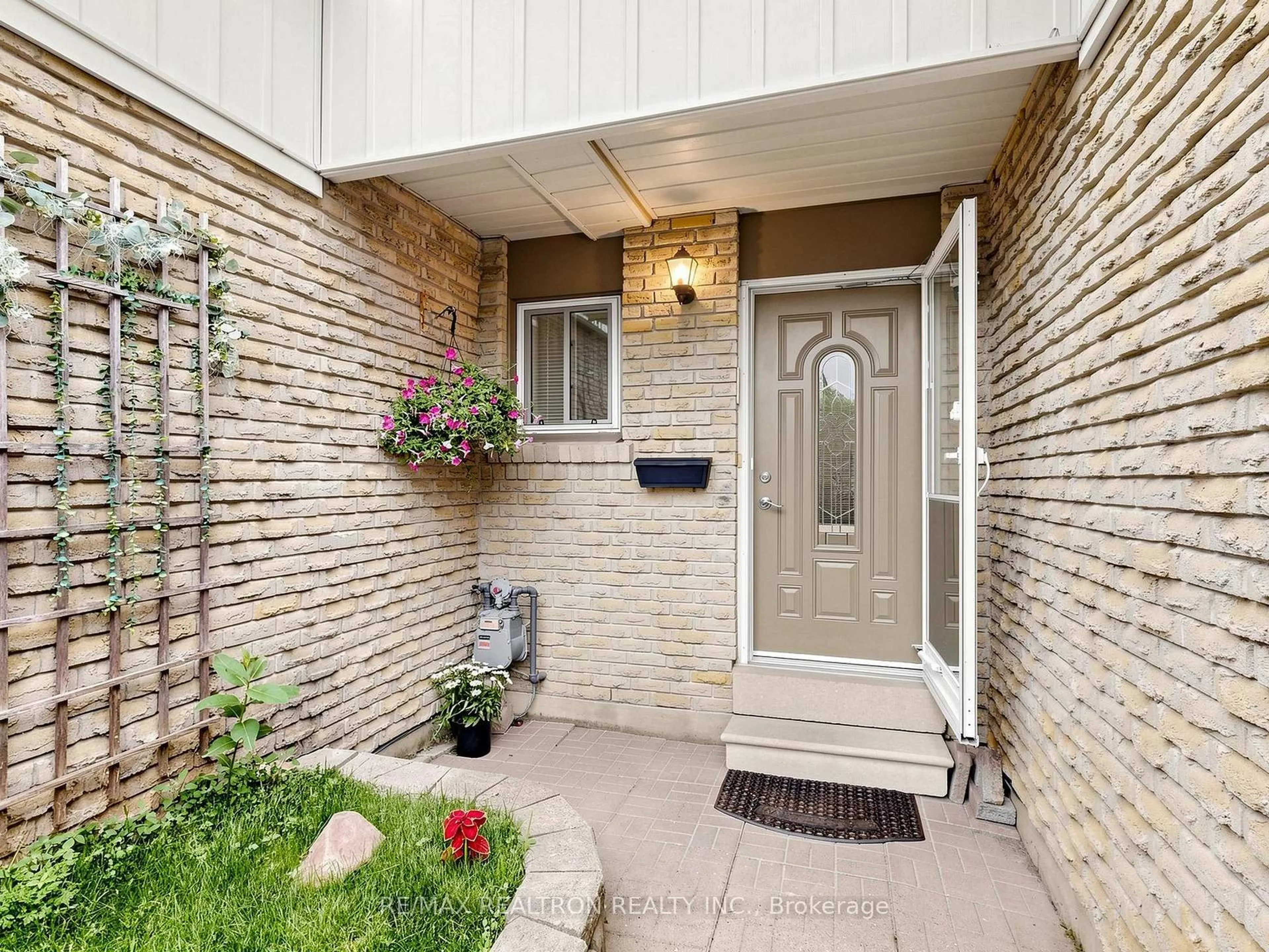 Indoor entryway for 12 Robin Crt, Barrie Ontario L4M 5M1