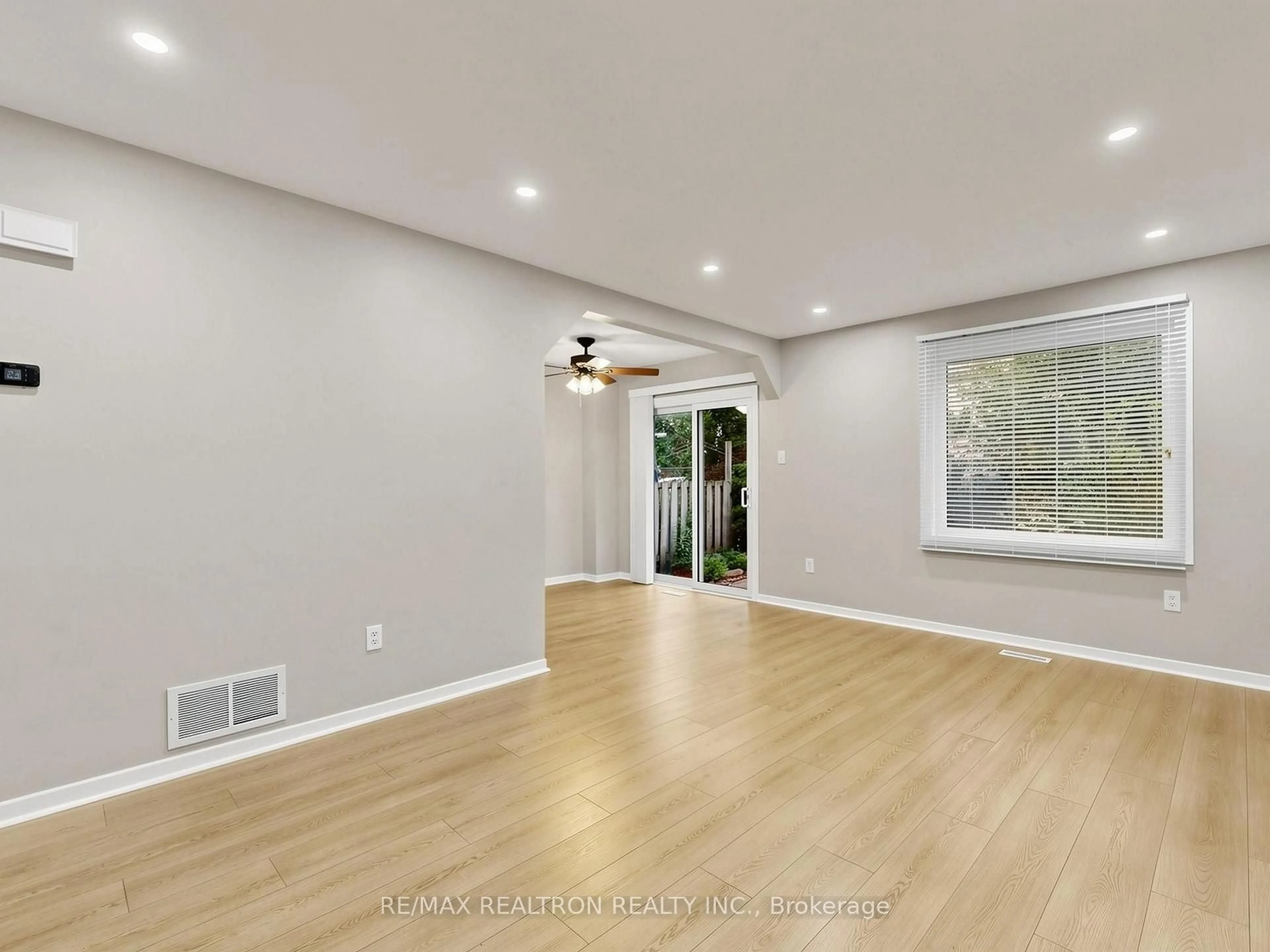 A pic of a room for 12 Robin Crt, Barrie Ontario L4M 5M1