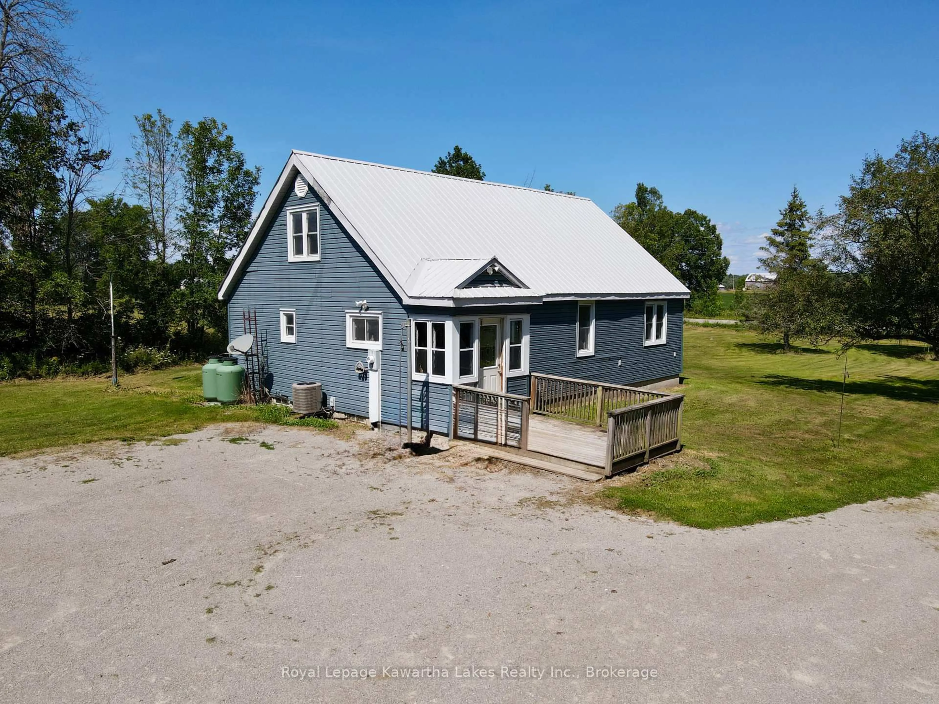A pic from outside/outdoor area/front of a property/back of a property/a pic from drone, building for 1866 Irish Line, Severn Ontario L0K 1E0