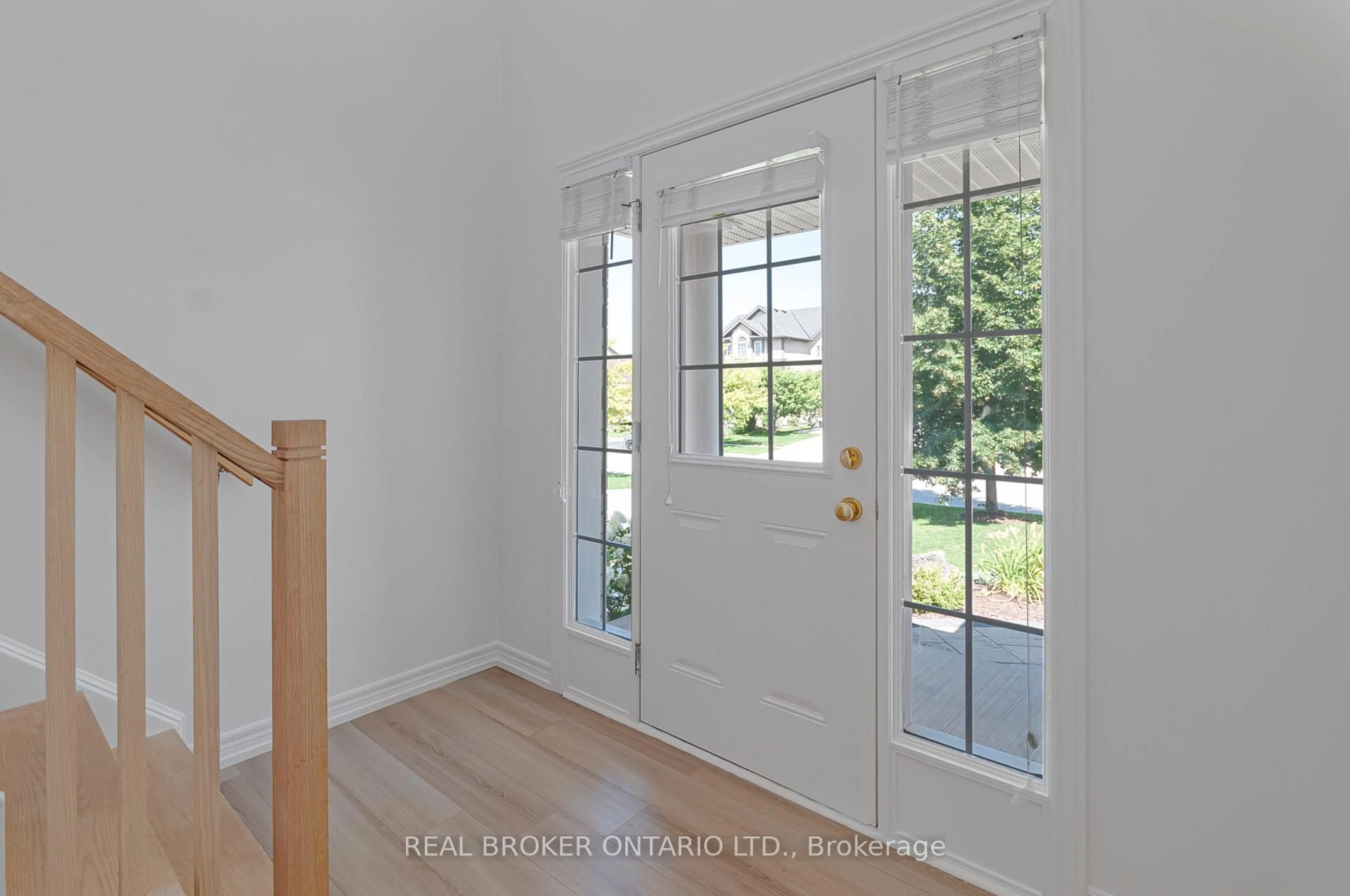 Indoor entryway for 320 Holden St, Collingwood Ontario L9Y 0E1