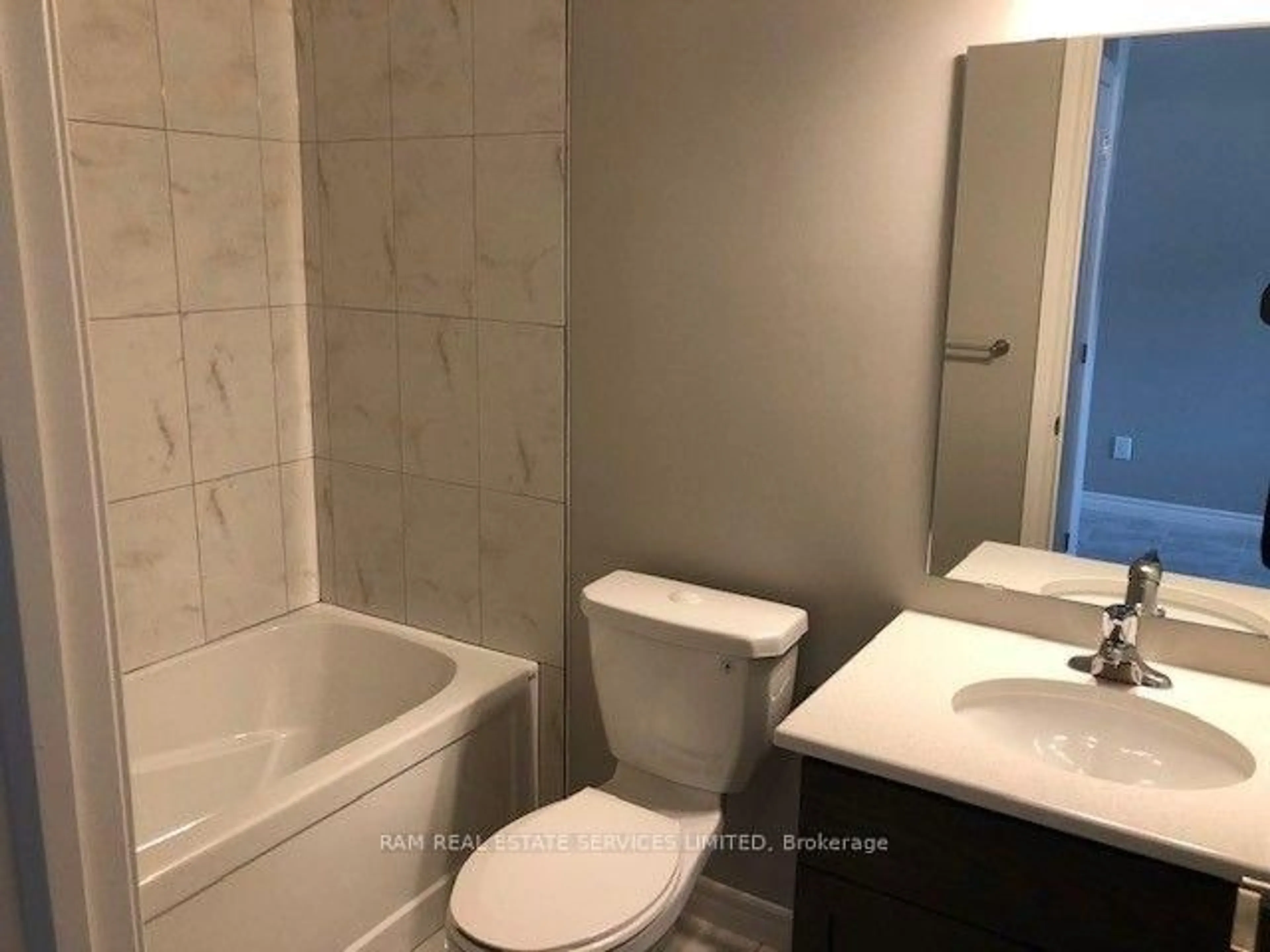 Standard bathroom, ceramic/tile floor for 981 wright Dr, Midland Ontario L4R 0E4
