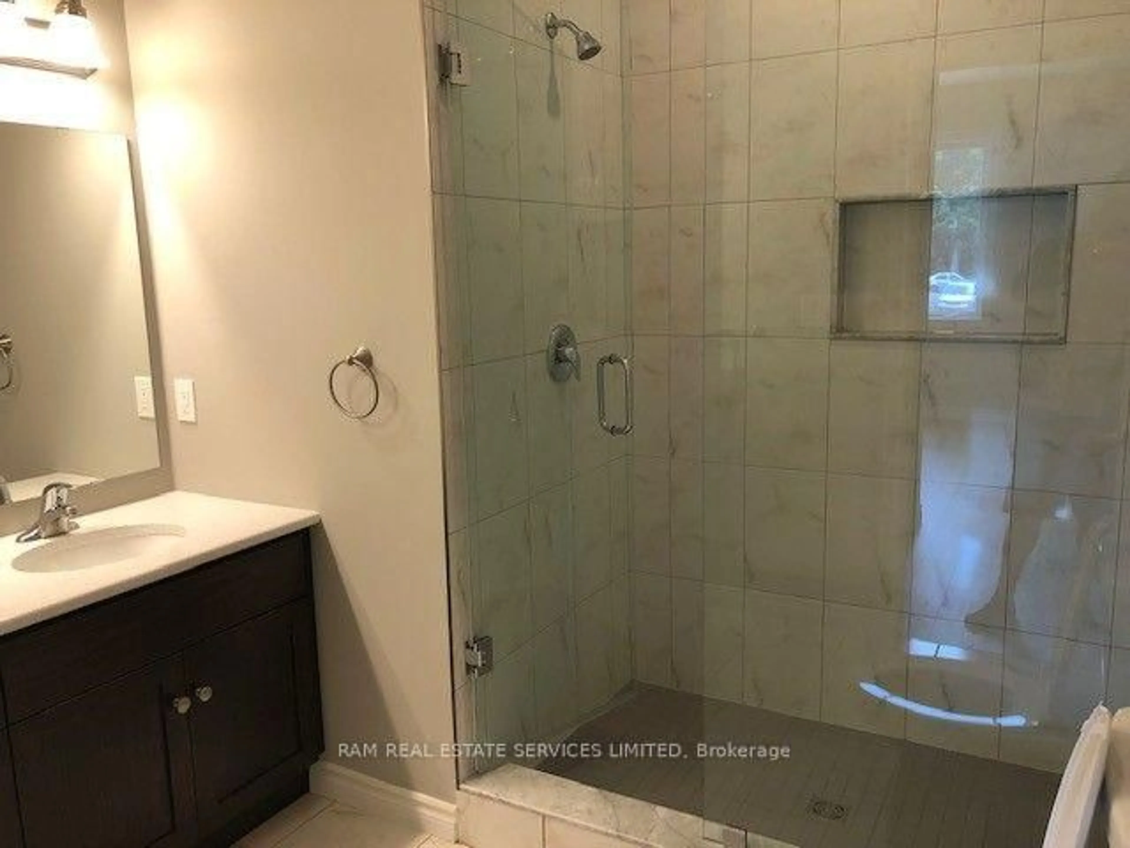 Standard bathroom, ceramic/tile floor for 981 wright Dr, Midland Ontario L4R 0E4