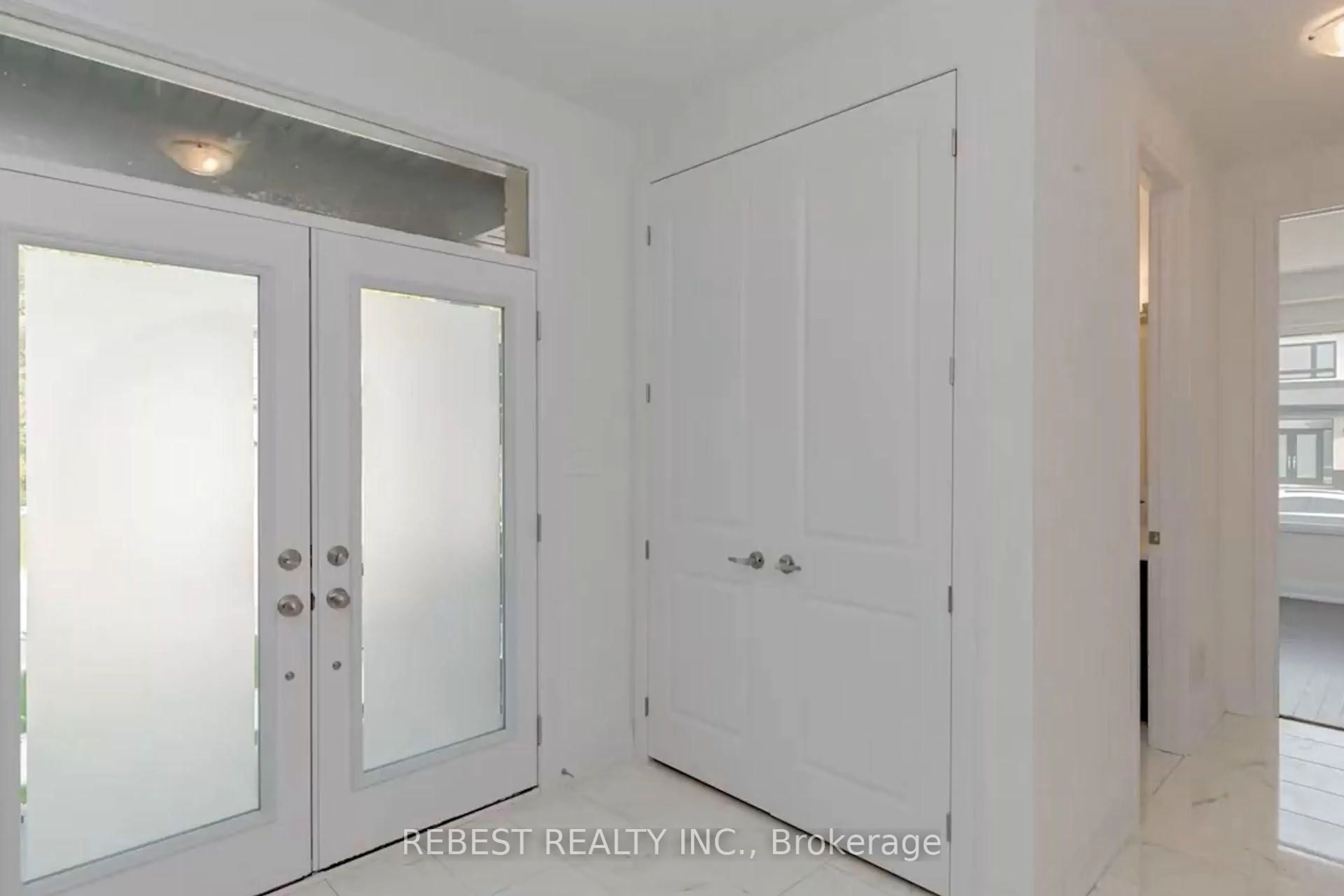 Indoor entryway for 46 Franklin Tr, Barrie Ontario L9J 0B1