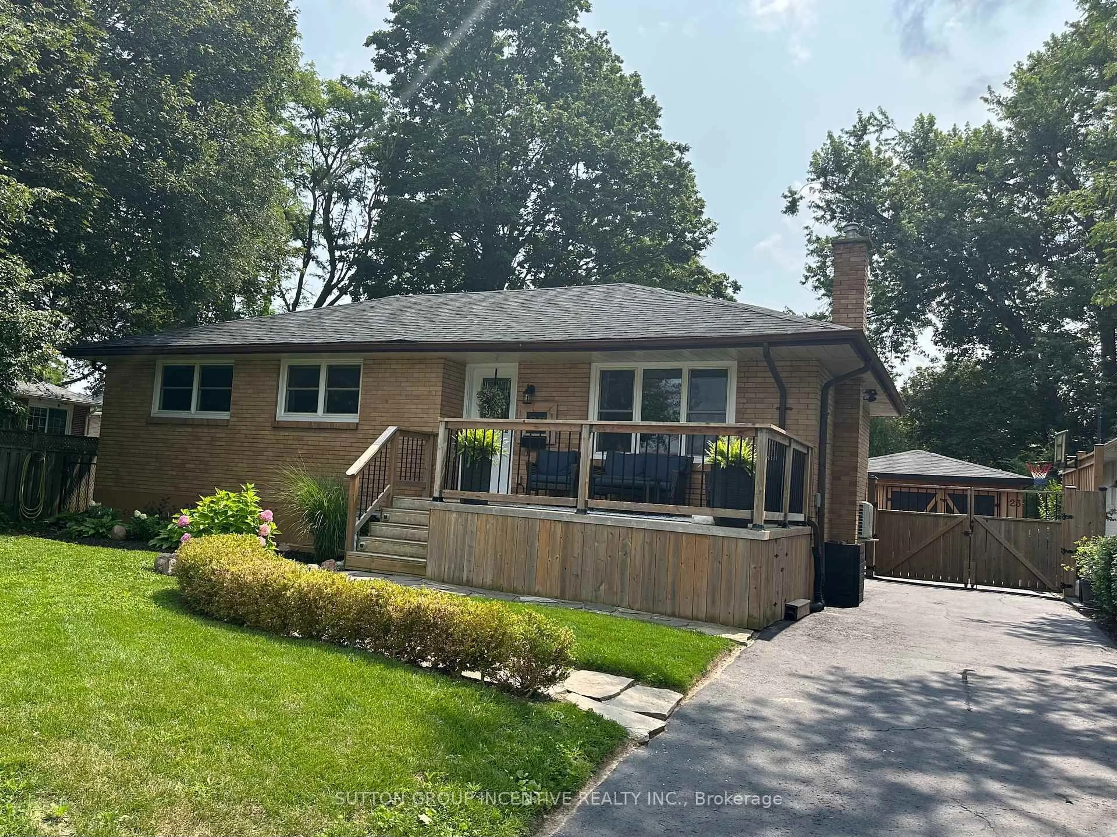A pic from outside/outdoor area/front of a property/back of a property/a pic from drone, street for 23 Northpark Rd, Barrie Ontario L4M 2J5