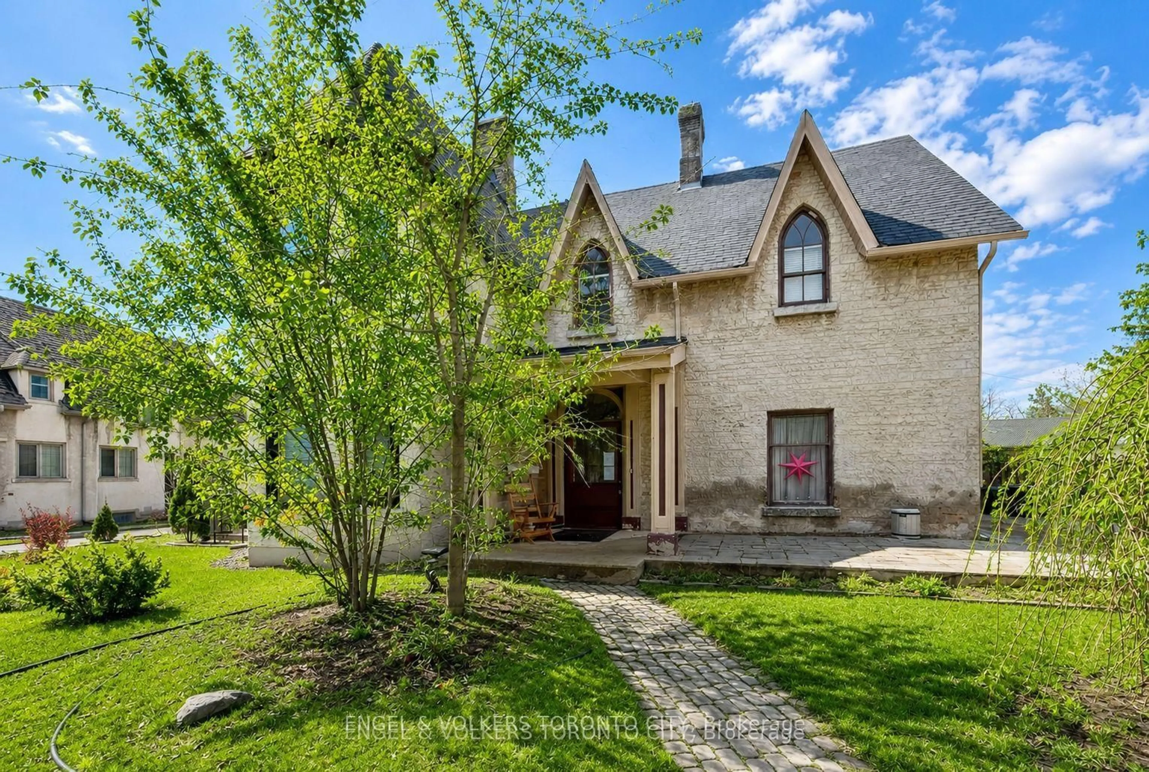 Home with brick exterior material, street for 64 High St, Barrie Ontario L4N 1W4