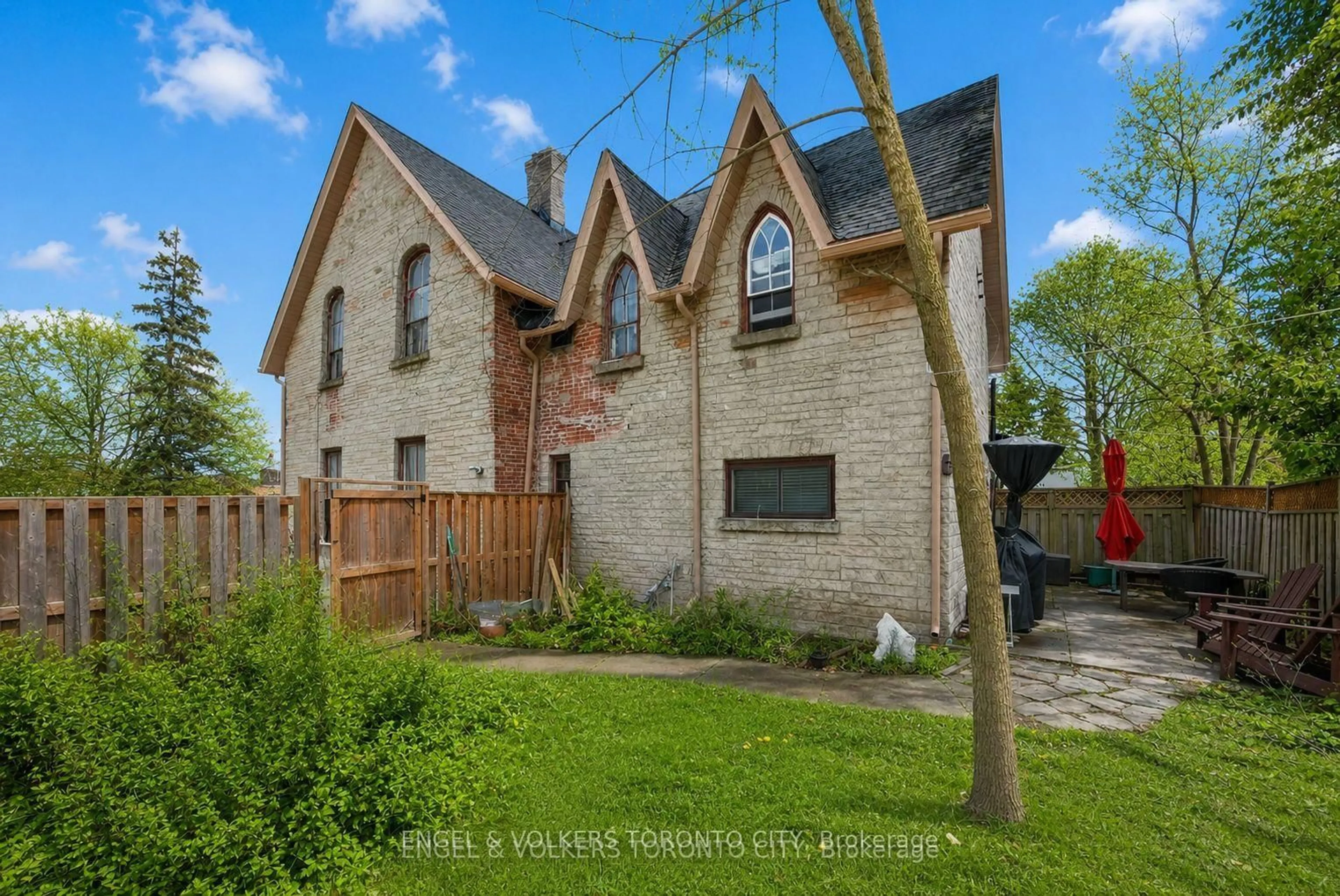 Home with brick exterior material, building for 64 High St, Barrie Ontario L4N 1W4
