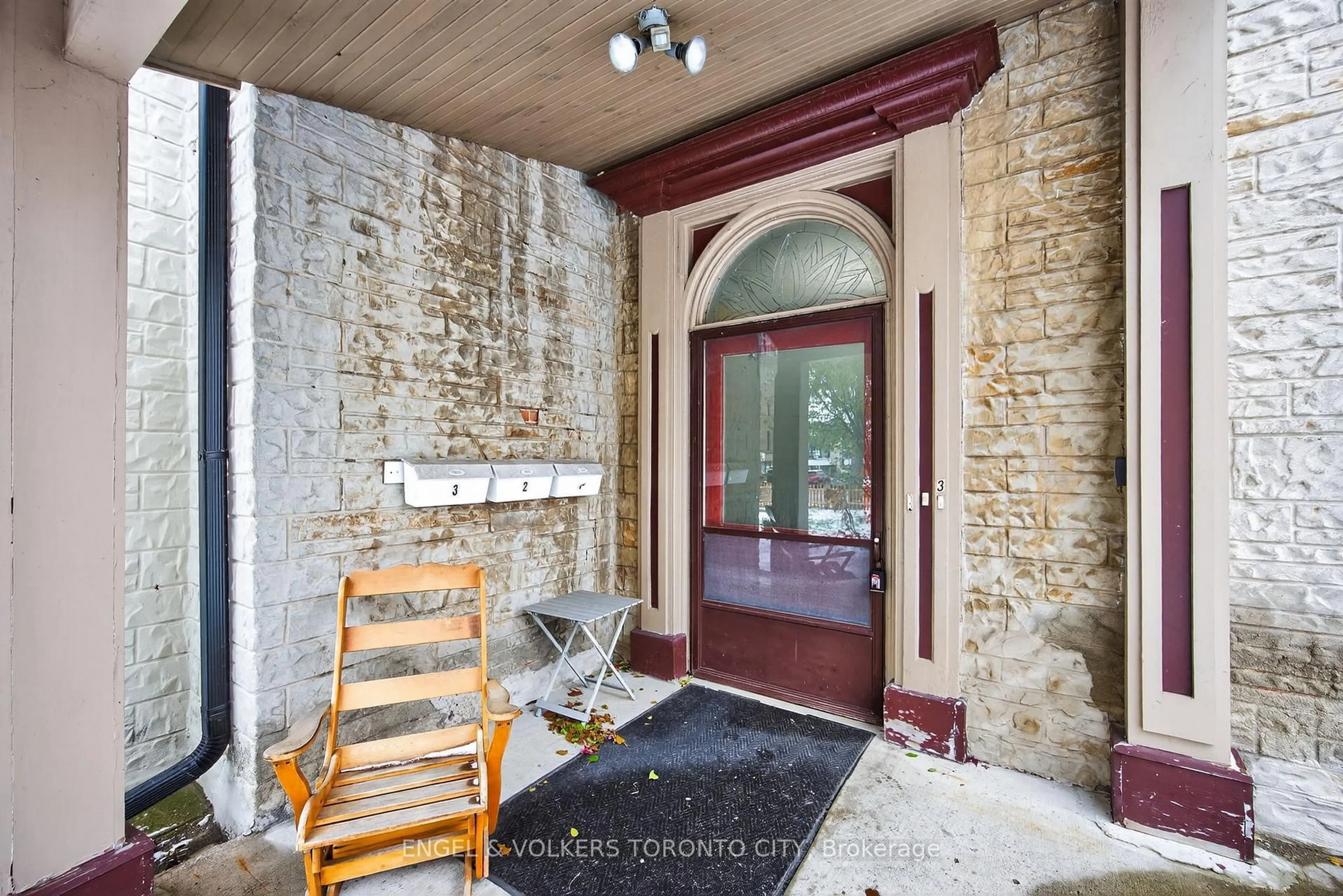 Indoor foyer for 64 High St, Barrie Ontario L4N 1W4