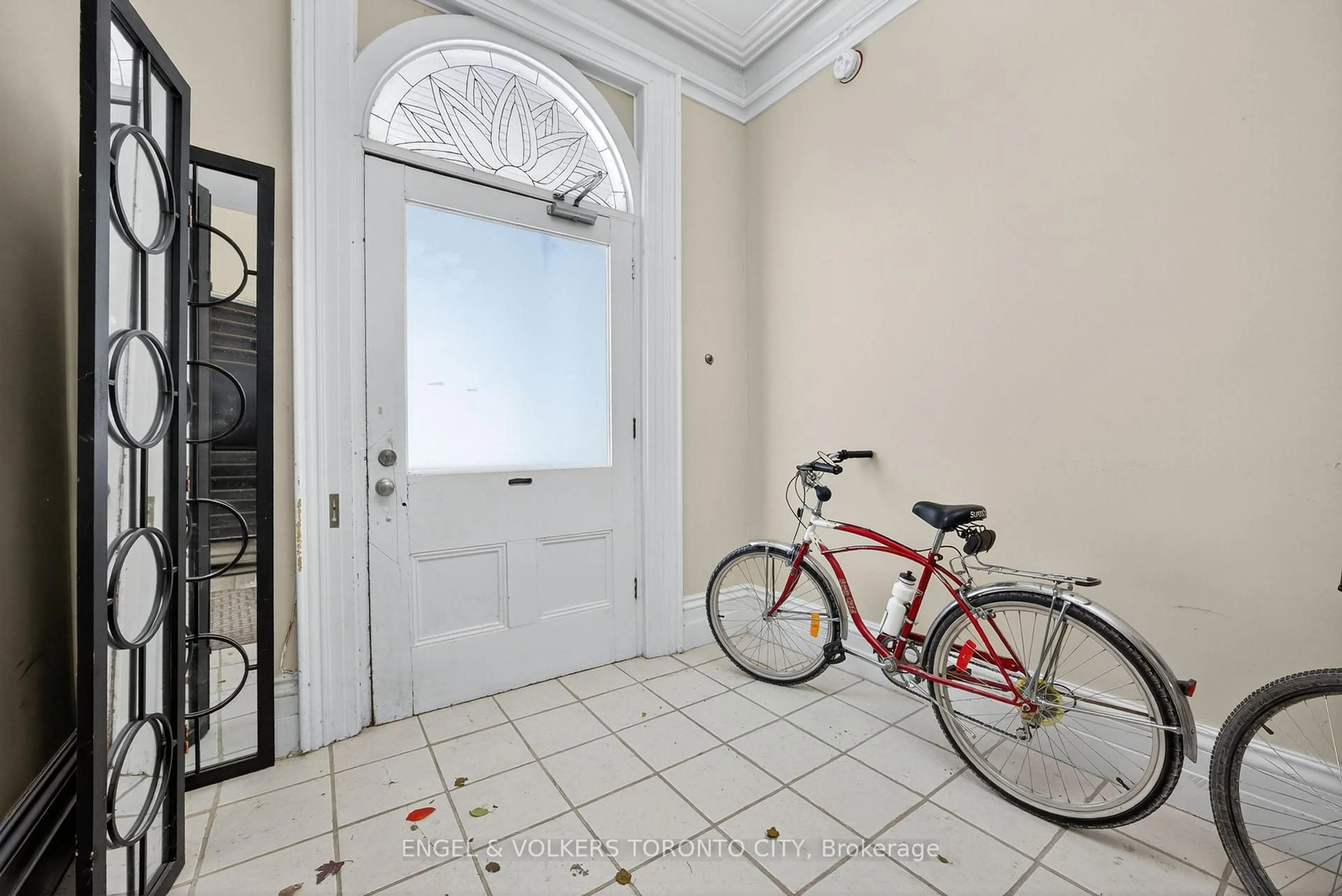 Indoor entryway for 64 High St, Barrie Ontario L4N 1W4