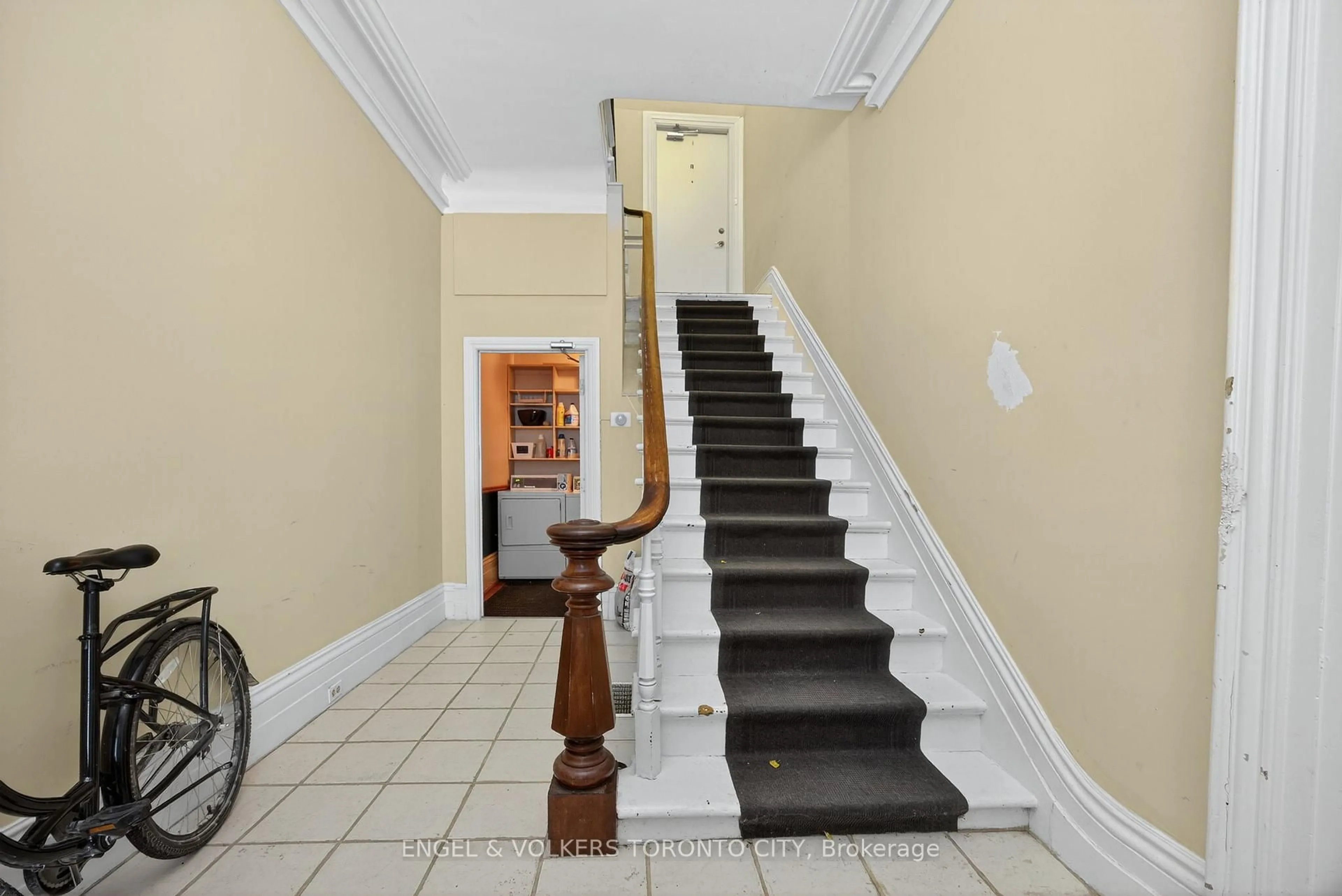 Indoor foyer for 64 High St, Barrie Ontario L4N 1W4
