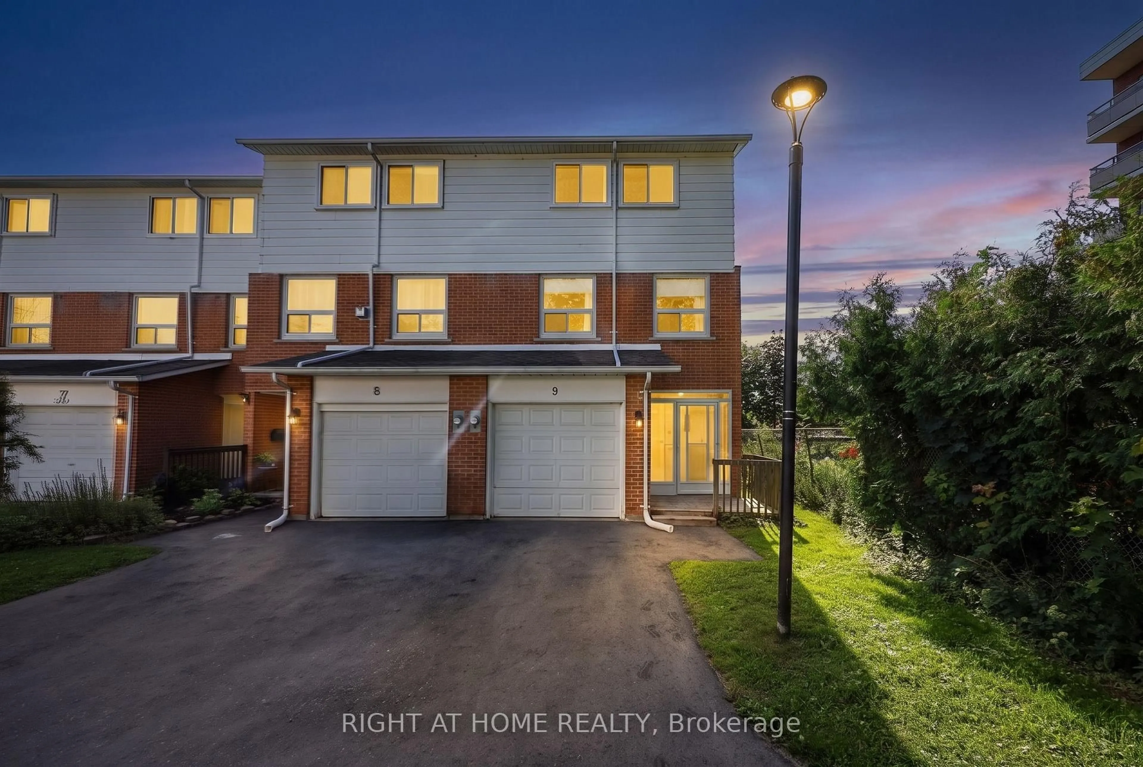 A pic from outside/outdoor area/front of a property/back of a property/a pic from drone, street for 237 Steel St #9, Barrie Ontario L4M 2H1
