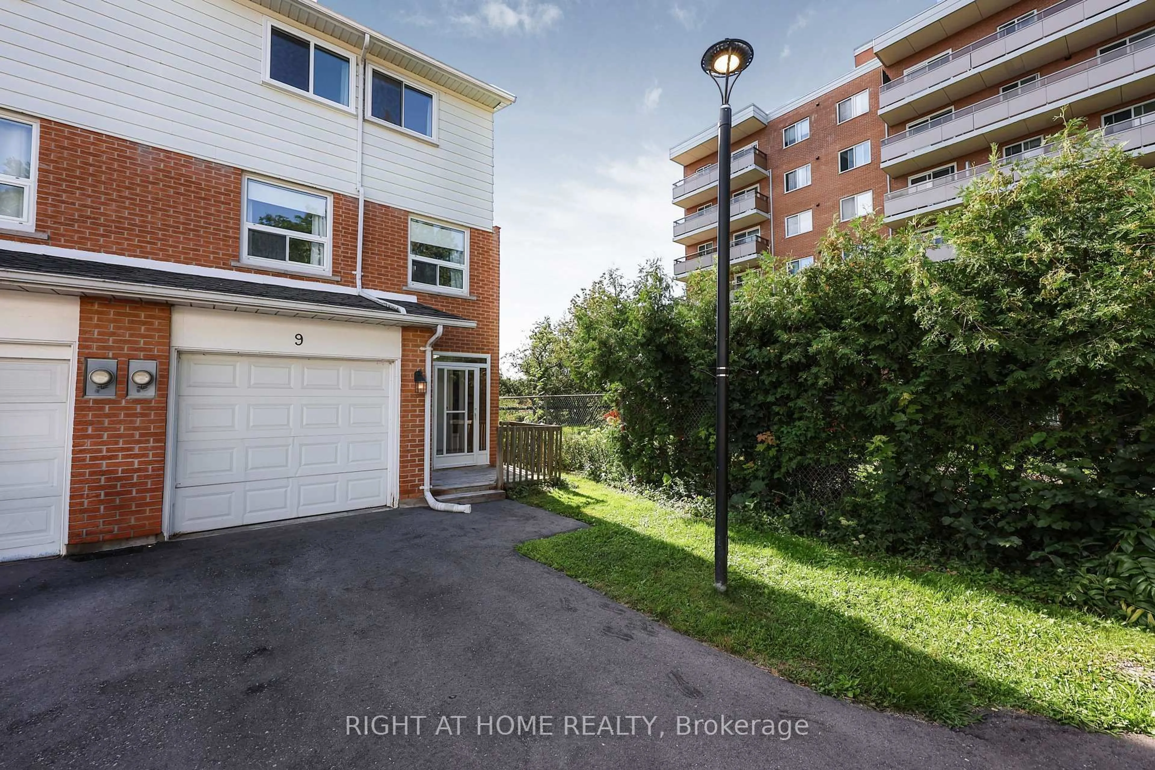 A pic from outside/outdoor area/front of a property/back of a property/a pic from drone, street for 237 Steel St #9, Barrie Ontario L4M 2H1
