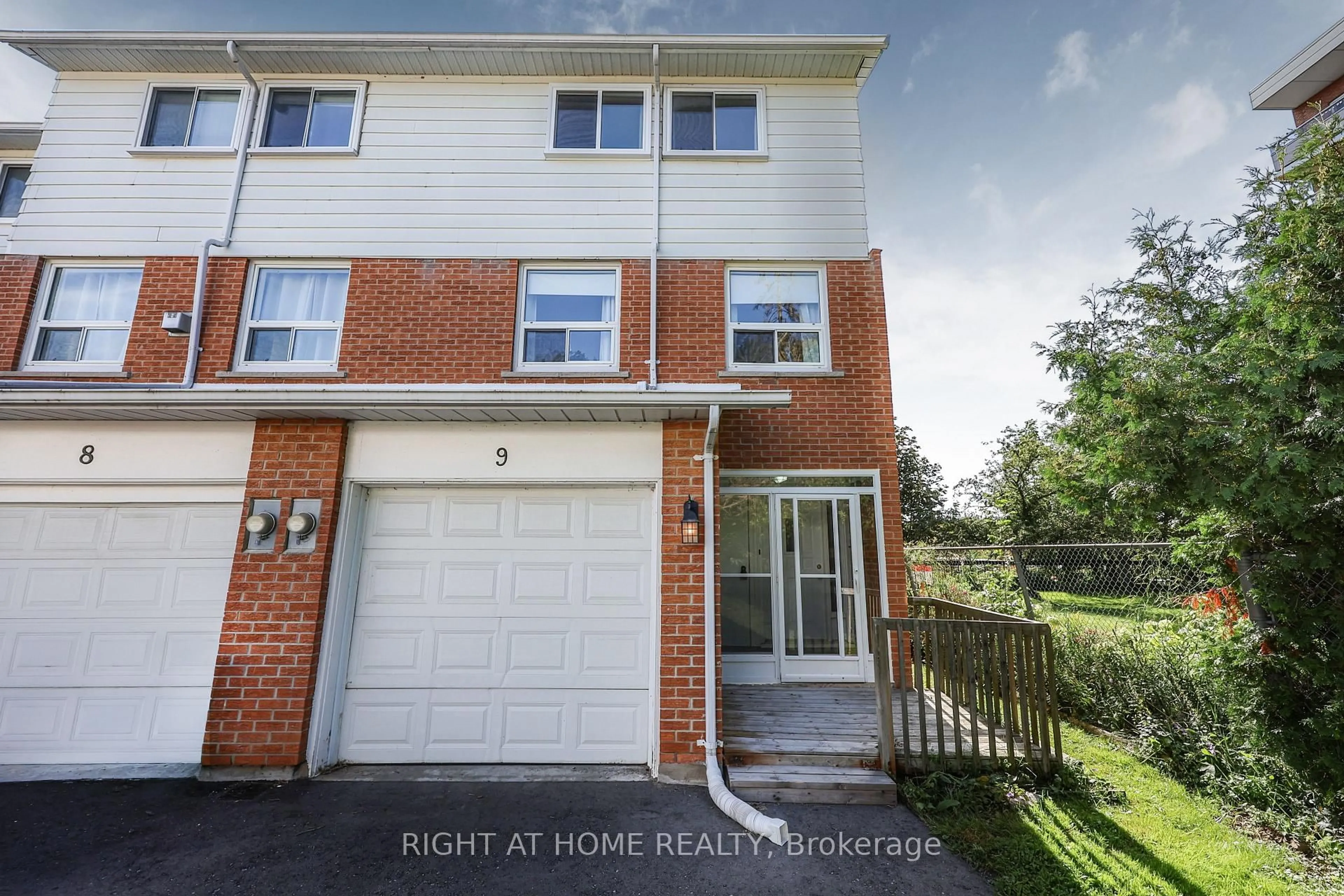 A pic from outside/outdoor area/front of a property/back of a property/a pic from drone, street for 237 Steel St #9, Barrie Ontario L4M 2H1