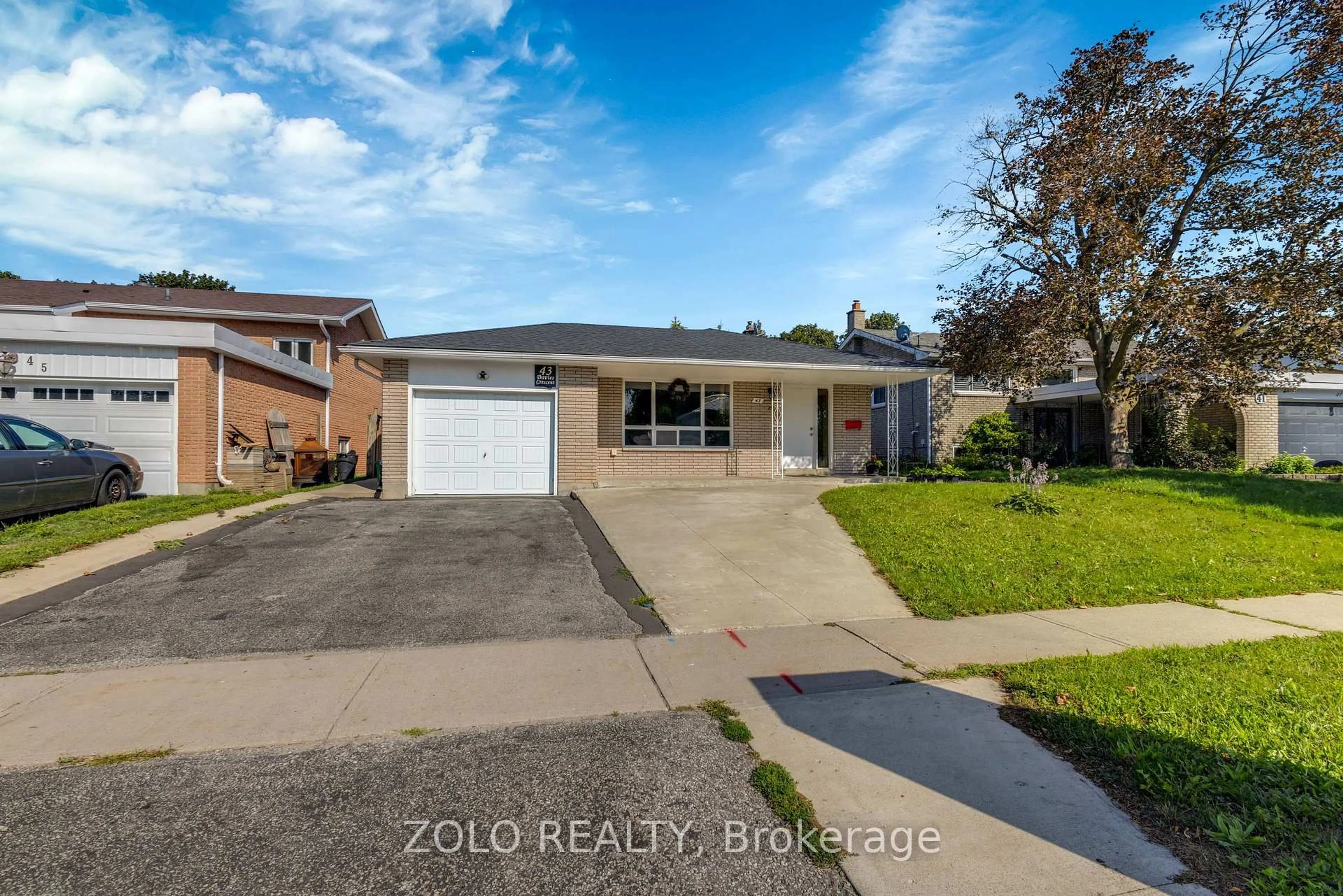 A pic from outside/outdoor area/front of a property/back of a property/a pic from drone, street for 43 Davies Cres, Barrie Ontario L4M 2M4