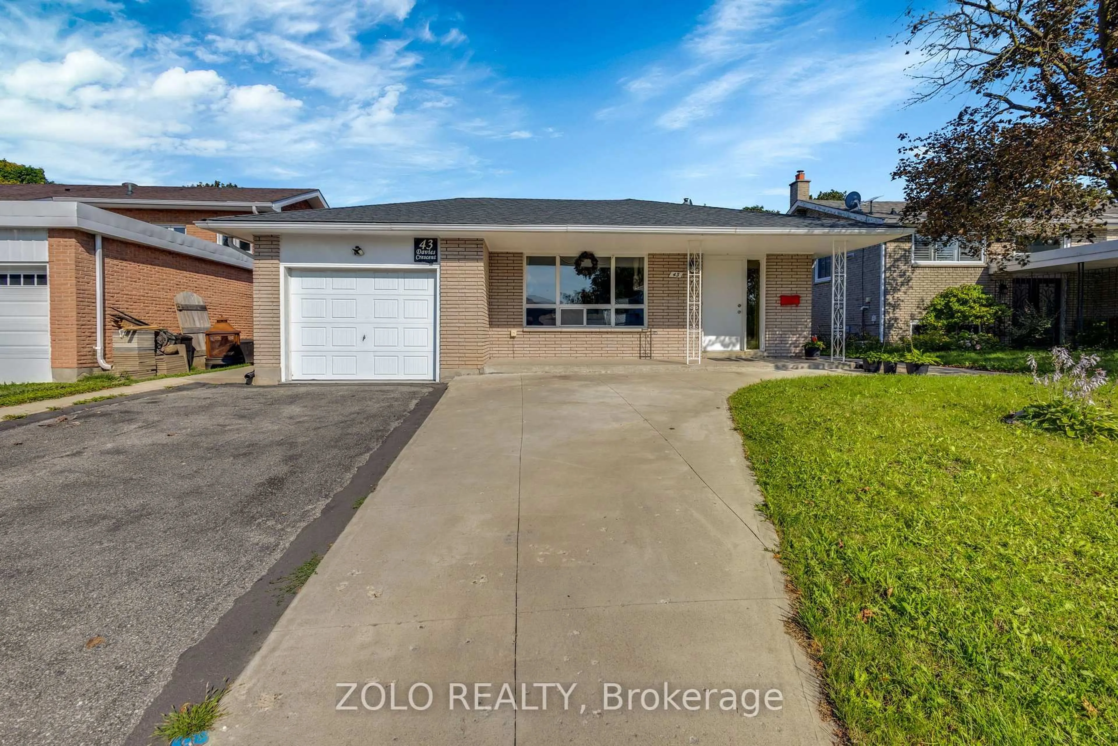 A pic from outside/outdoor area/front of a property/back of a property/a pic from drone, street for 43 Davies Cres, Barrie Ontario L4M 2M4