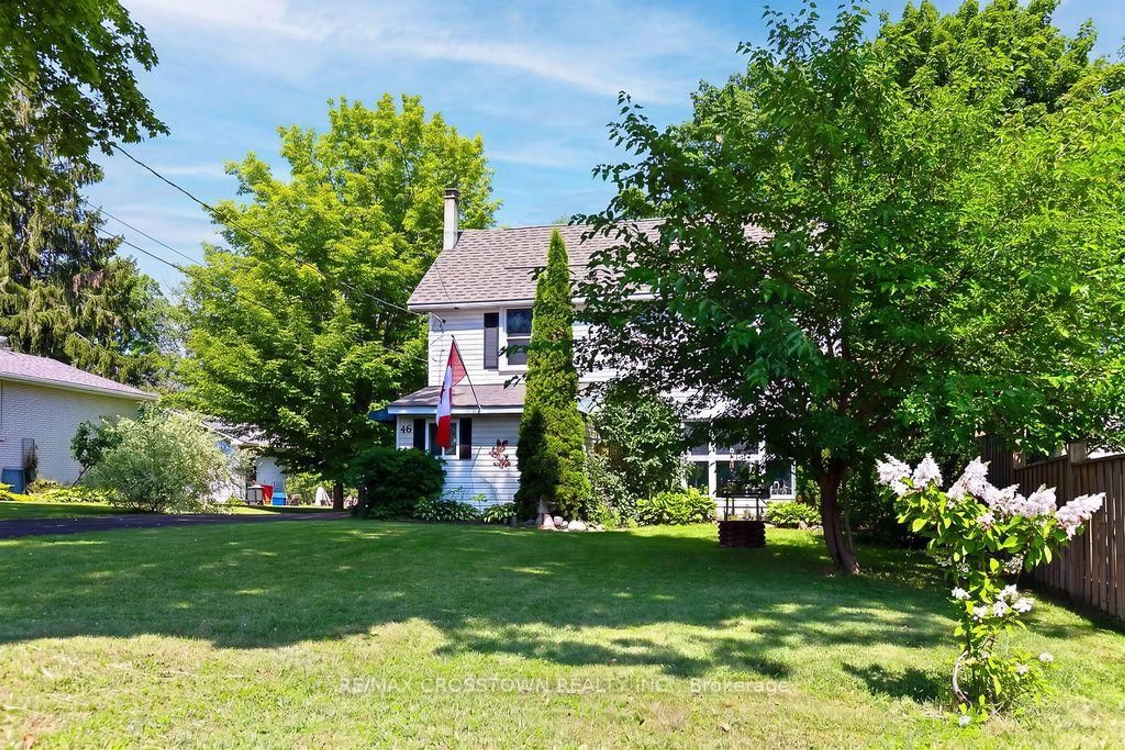 A pic from outside/outdoor area/front of a property/back of a property/a pic from drone, street for 66 Maple St, Tay Ontario L0K 2A0
