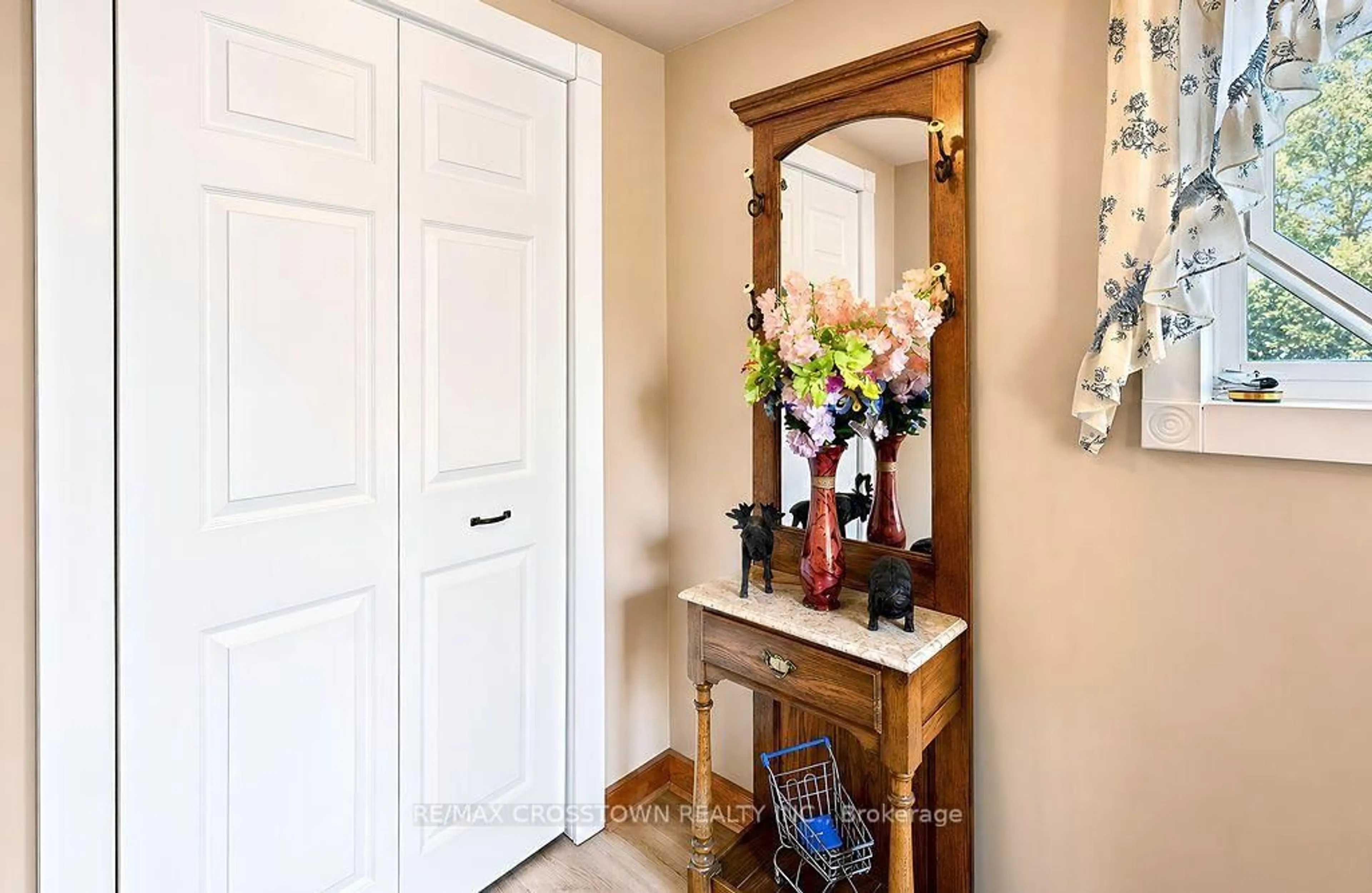 Indoor entryway for 66 Maple St, Tay Ontario L0K 2A0