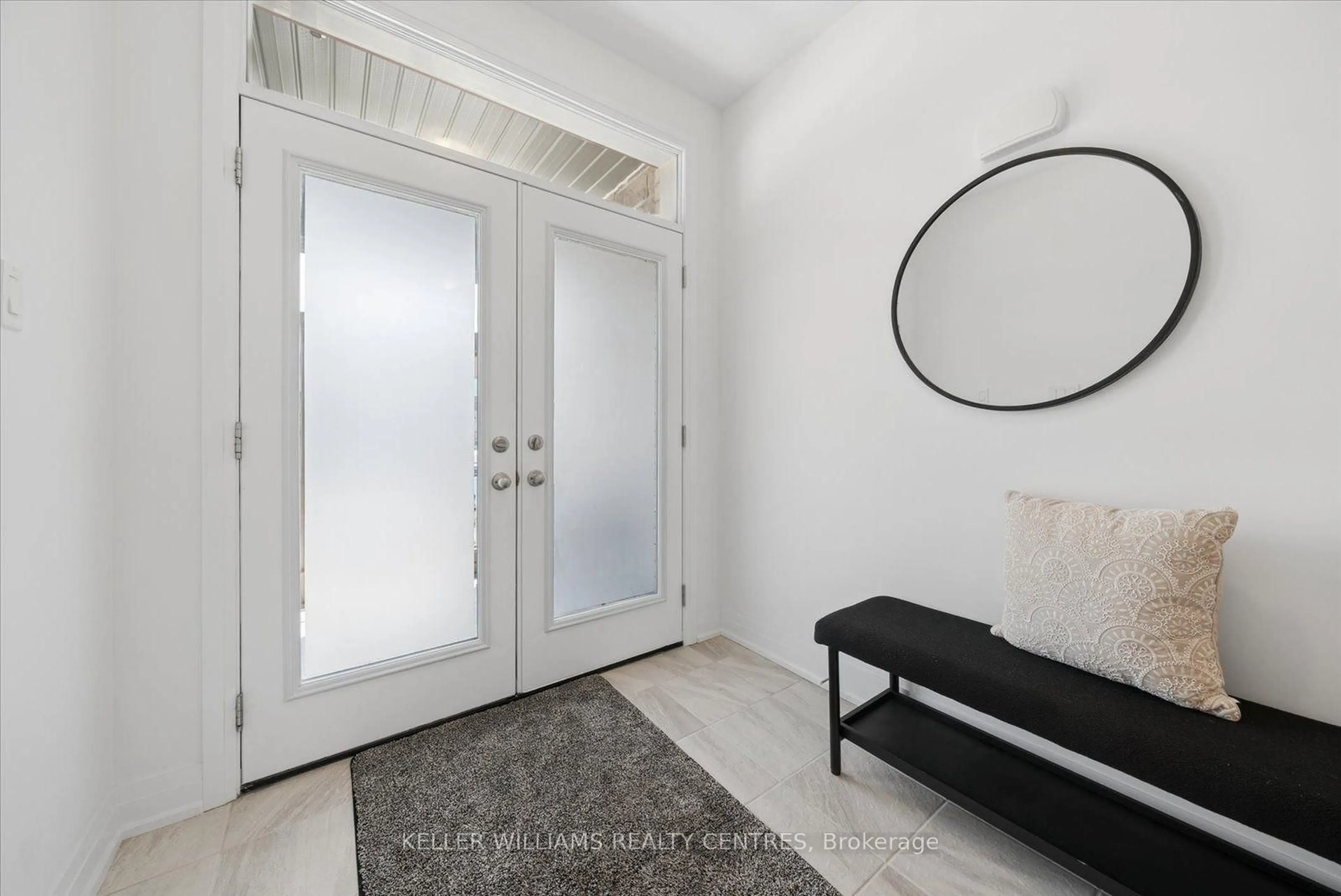 Indoor entryway for 41 Mabern St, Barrie Ontario L9J 0J1