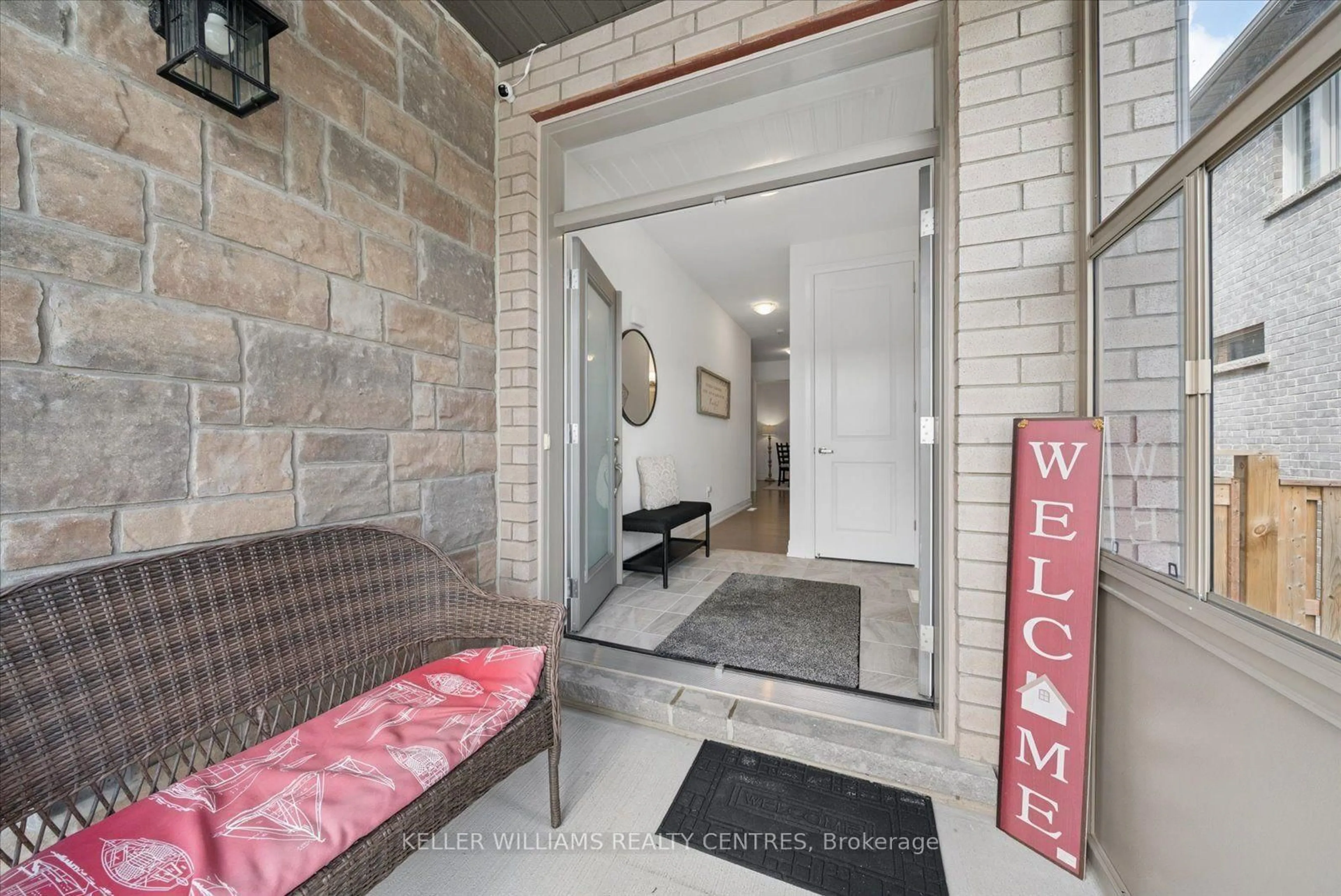 Indoor entryway for 41 Mabern St, Barrie Ontario L9J 0J1