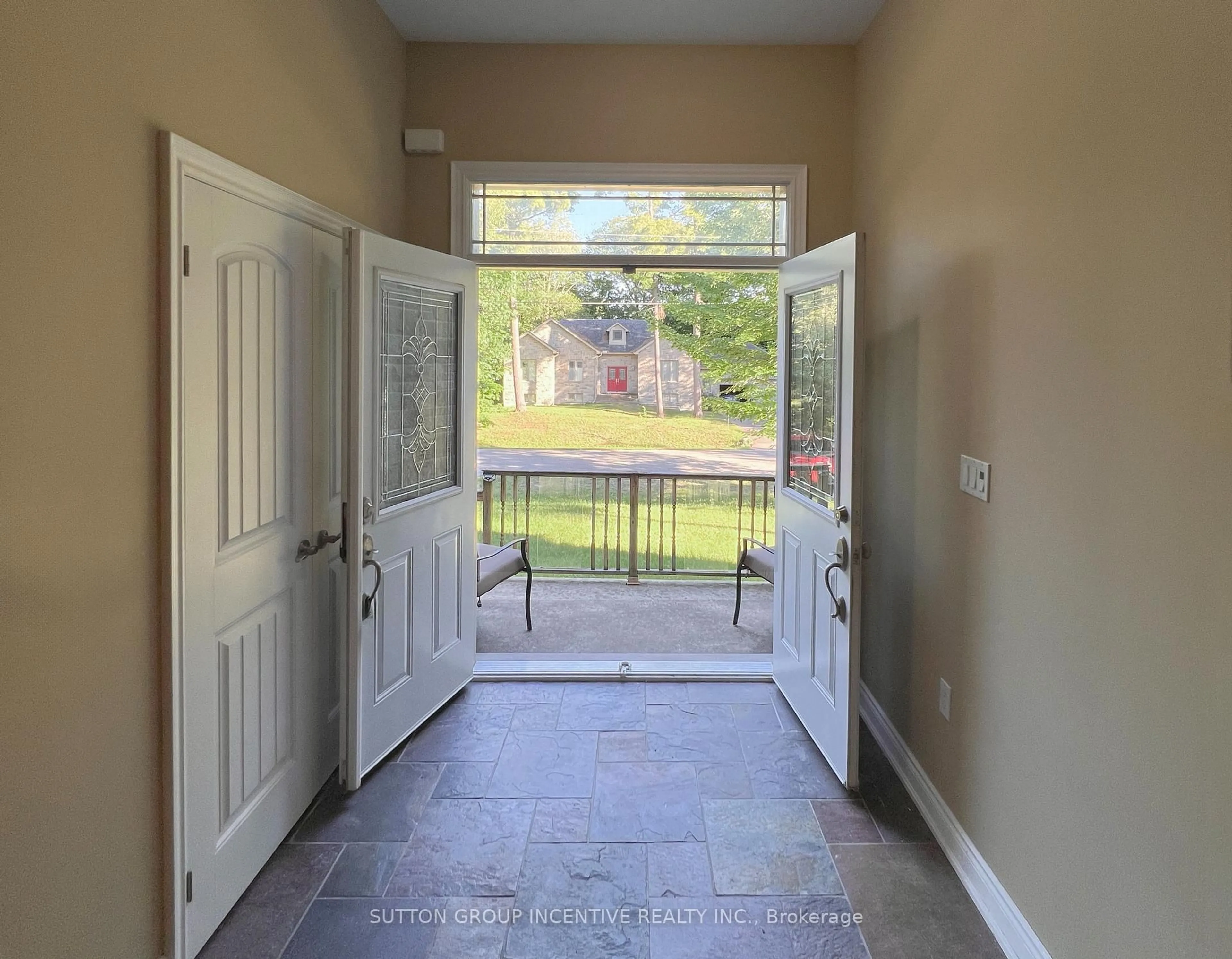 Indoor entryway for 32 Albion Lane, Tiny Ontario L9M 0J2