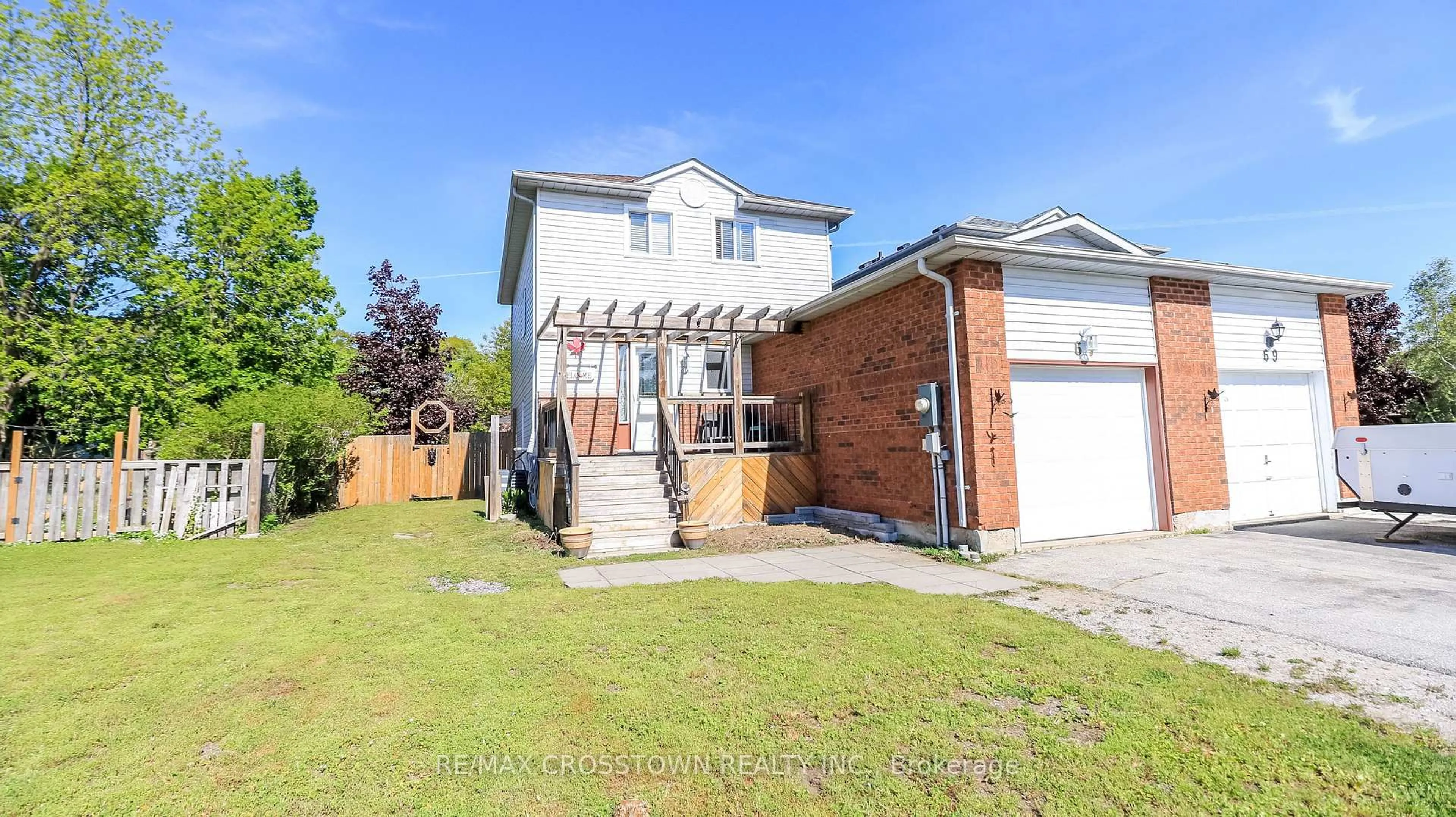 Home with brick exterior material, street for 67 Donald Cres, Wasaga Beach Ontario L9Z 1E3