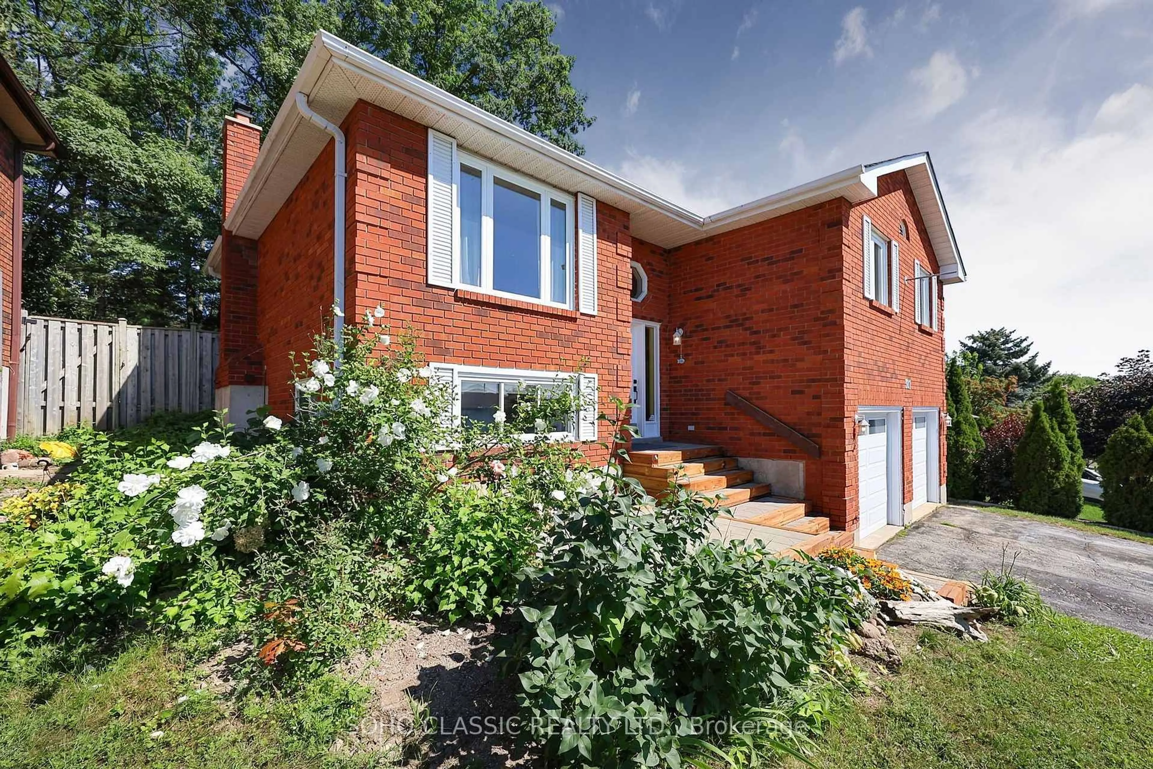 Home with brick exterior material, building for 301 Leacock Dr, Barrie Ontario L4N 6J8