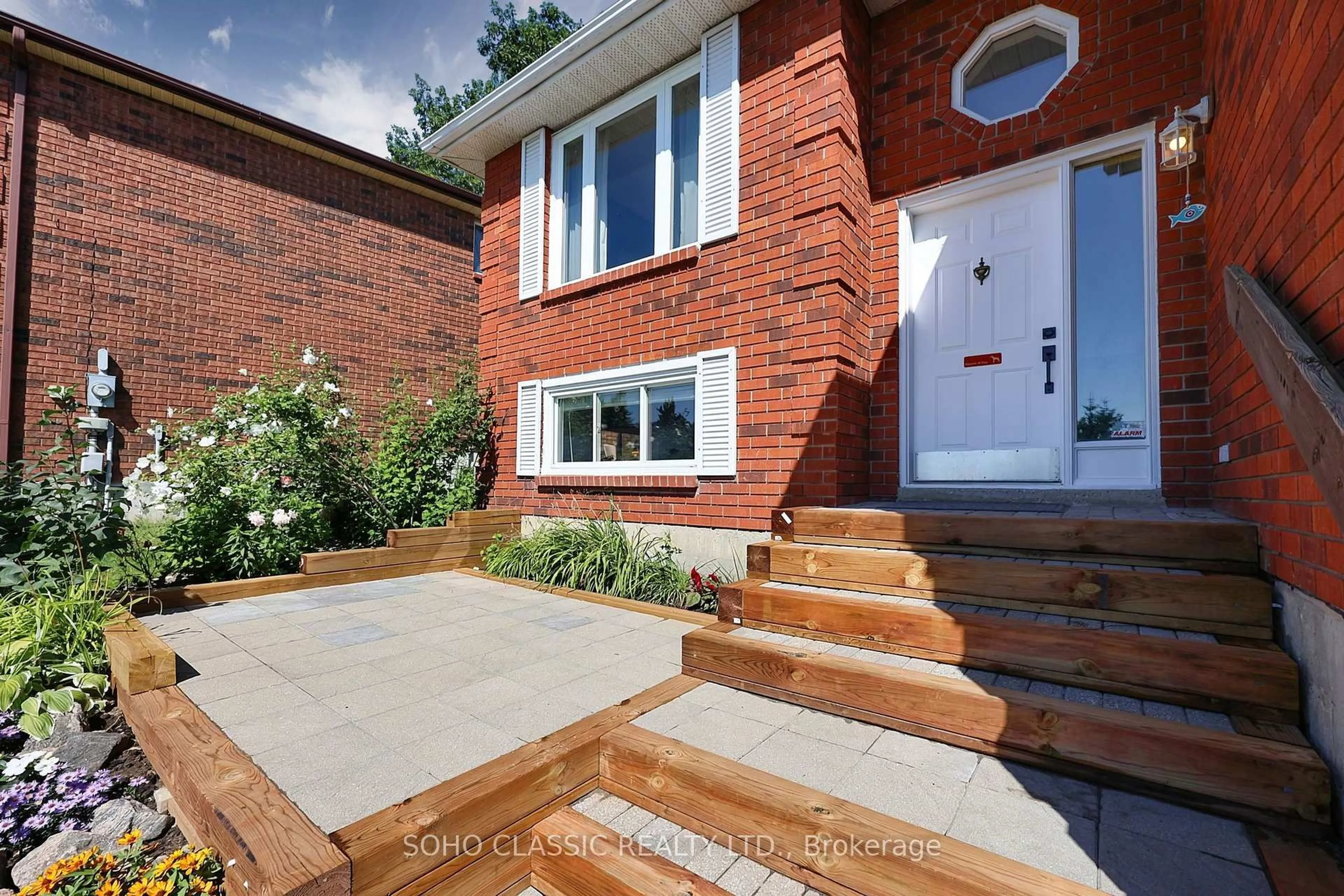 Home with brick exterior material, street for 301 Leacock Dr, Barrie Ontario L4N 6J8