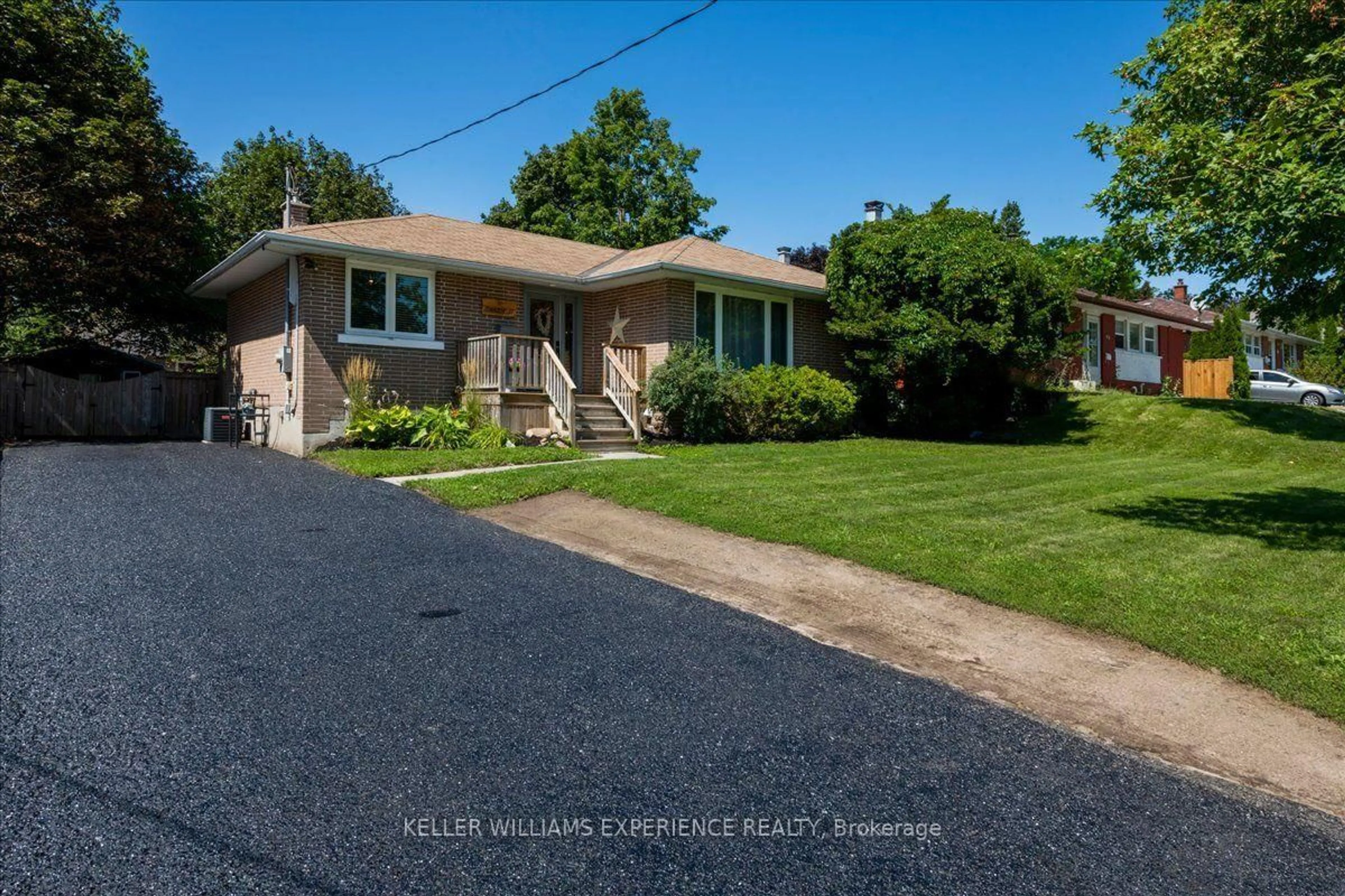 A pic from outside/outdoor area/front of a property/back of a property/a pic from drone, street for 92 Johnson St, Barrie Ontario L4M 4R3
