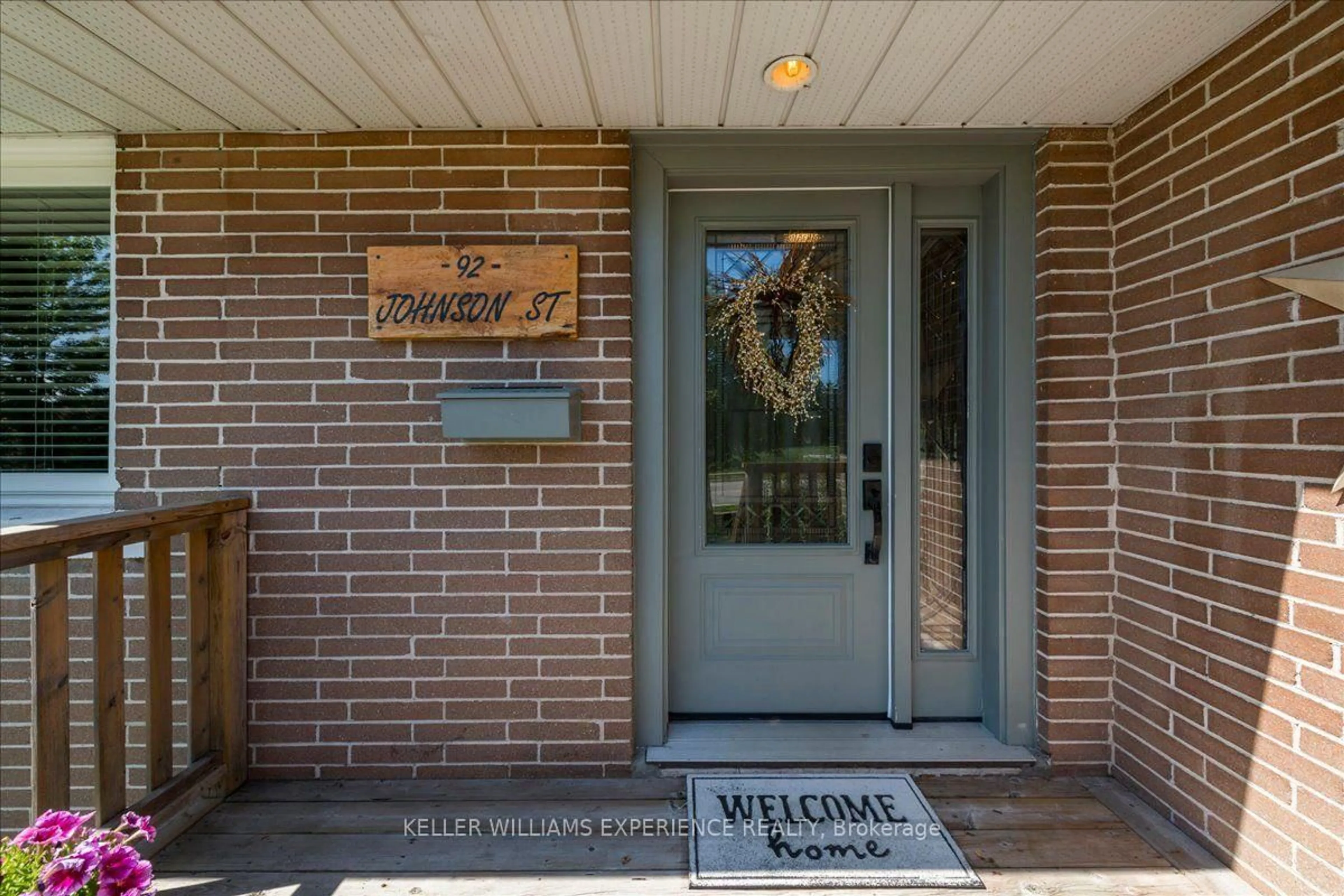 Indoor entryway for 92 Johnson St, Barrie Ontario L4M 4R3