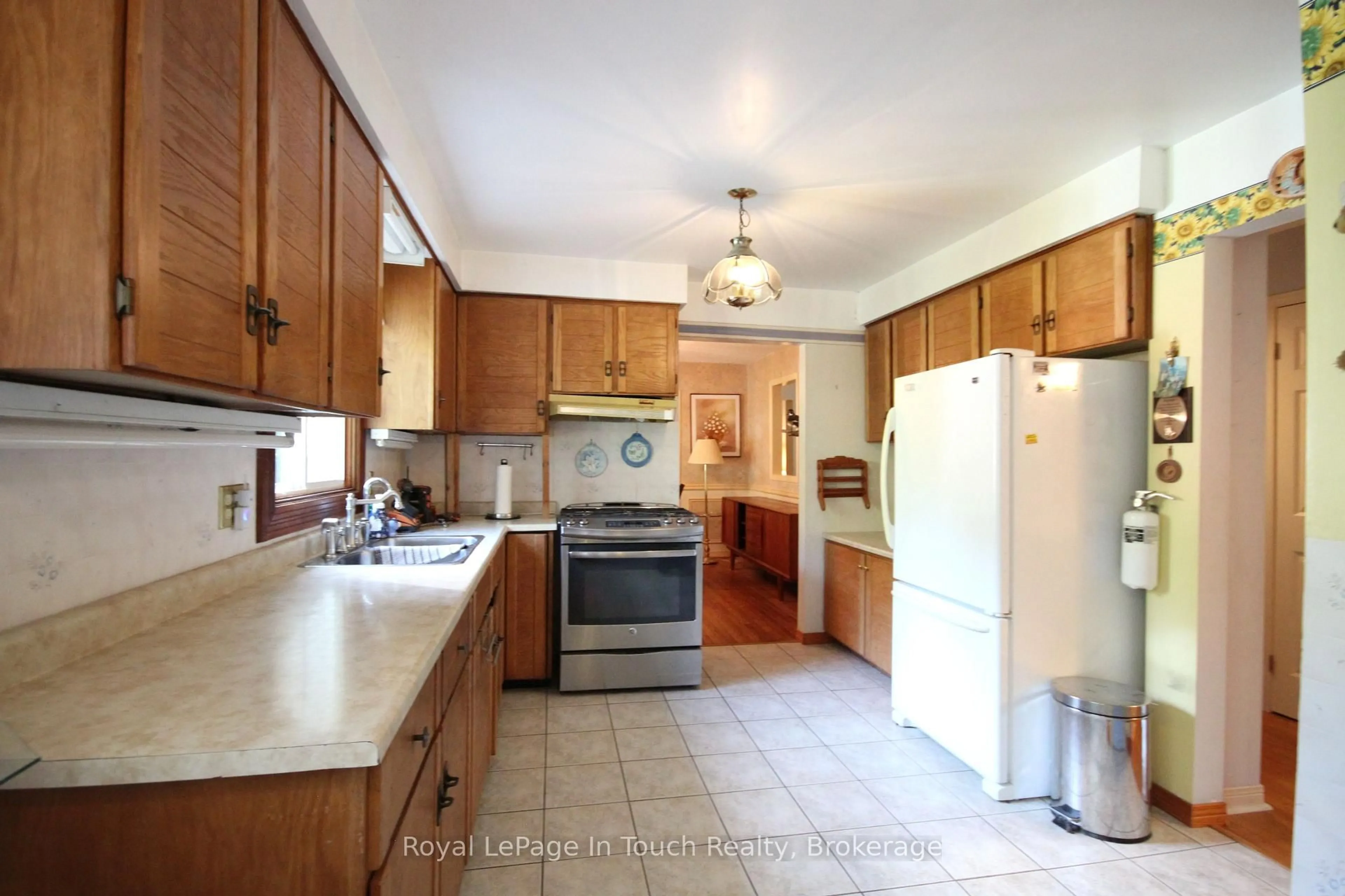 Standard kitchen, ceramic/tile floor for 24 Glacier Tr, Tay Ontario L0K 1R0