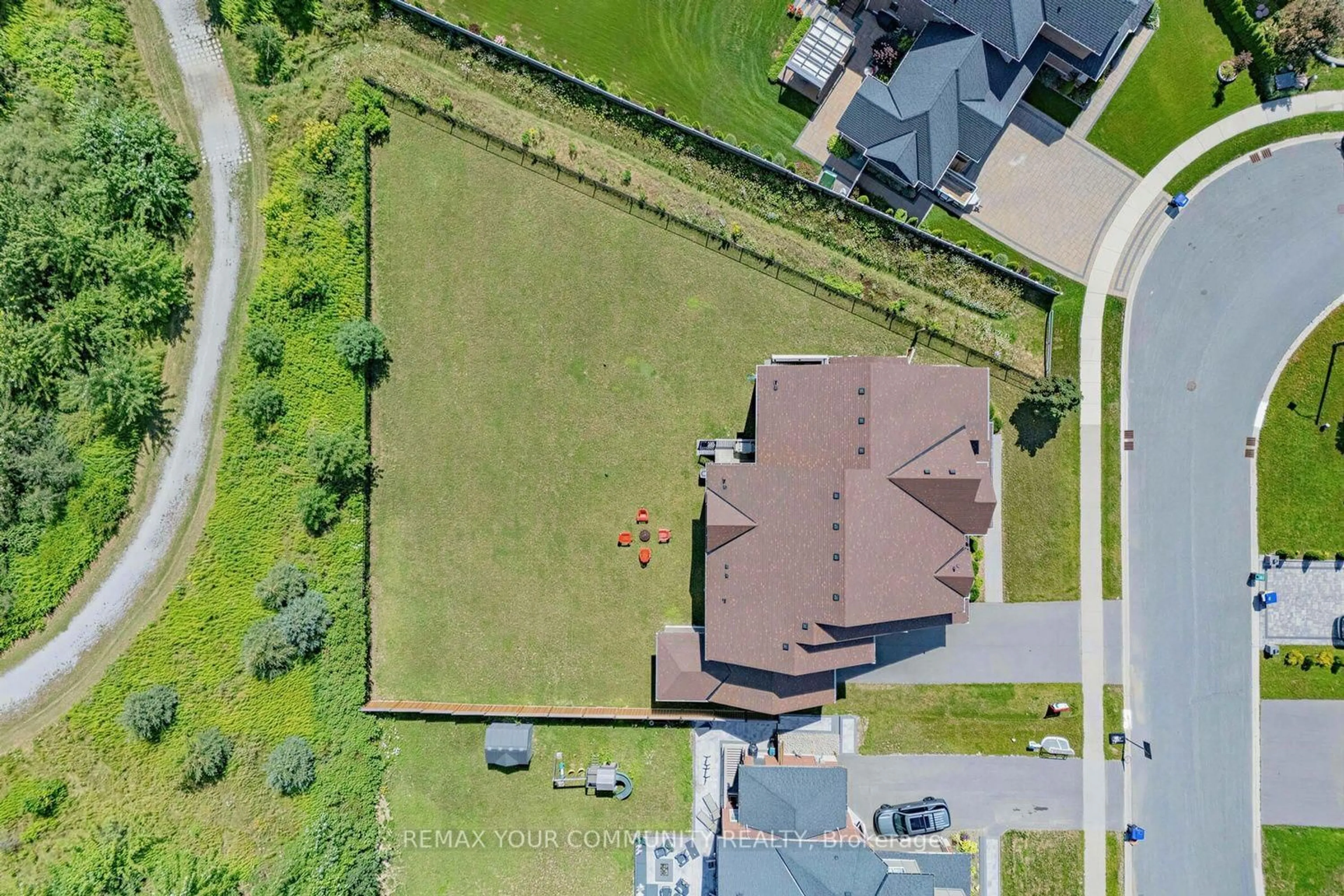 A pic from outside/outdoor area/front of a property/back of a property/a pic from drone, unknown for 19 Redmond Cres, Springwater Ontario L9X 1Z8