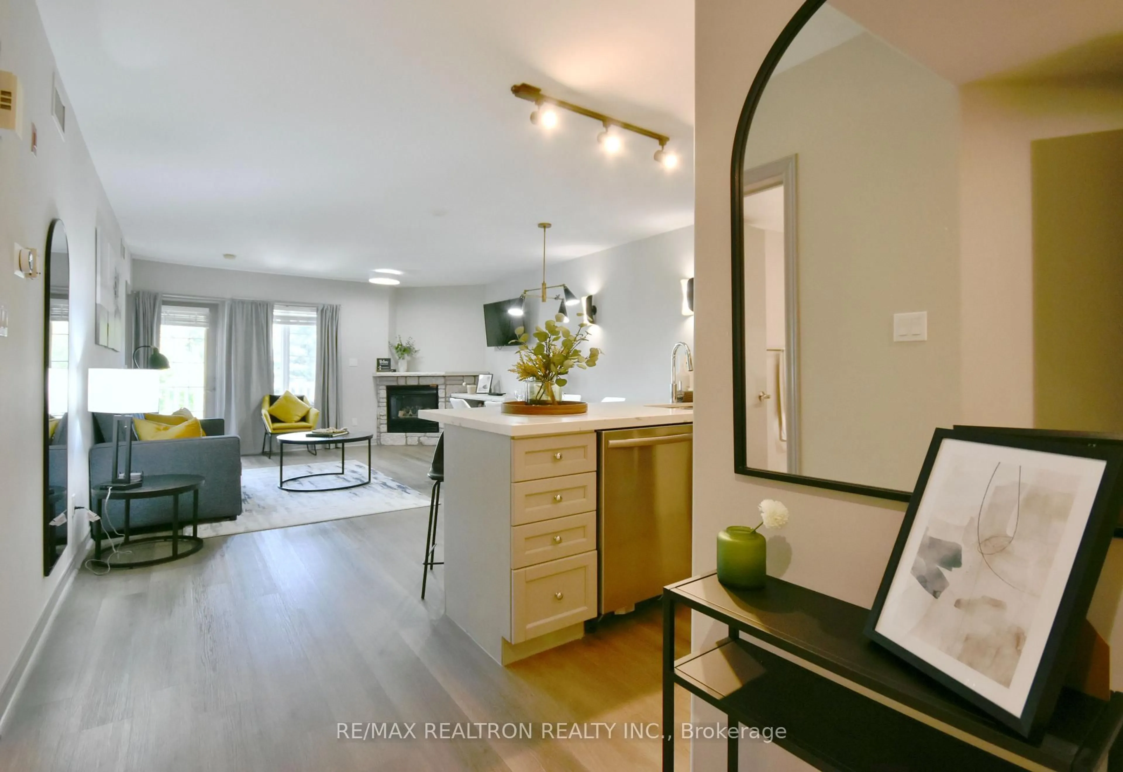 Open concept kitchen, wood/laminate floor for 90 Highland Dr #2494/2495, Oro-Medonte Ontario L0L 2L0