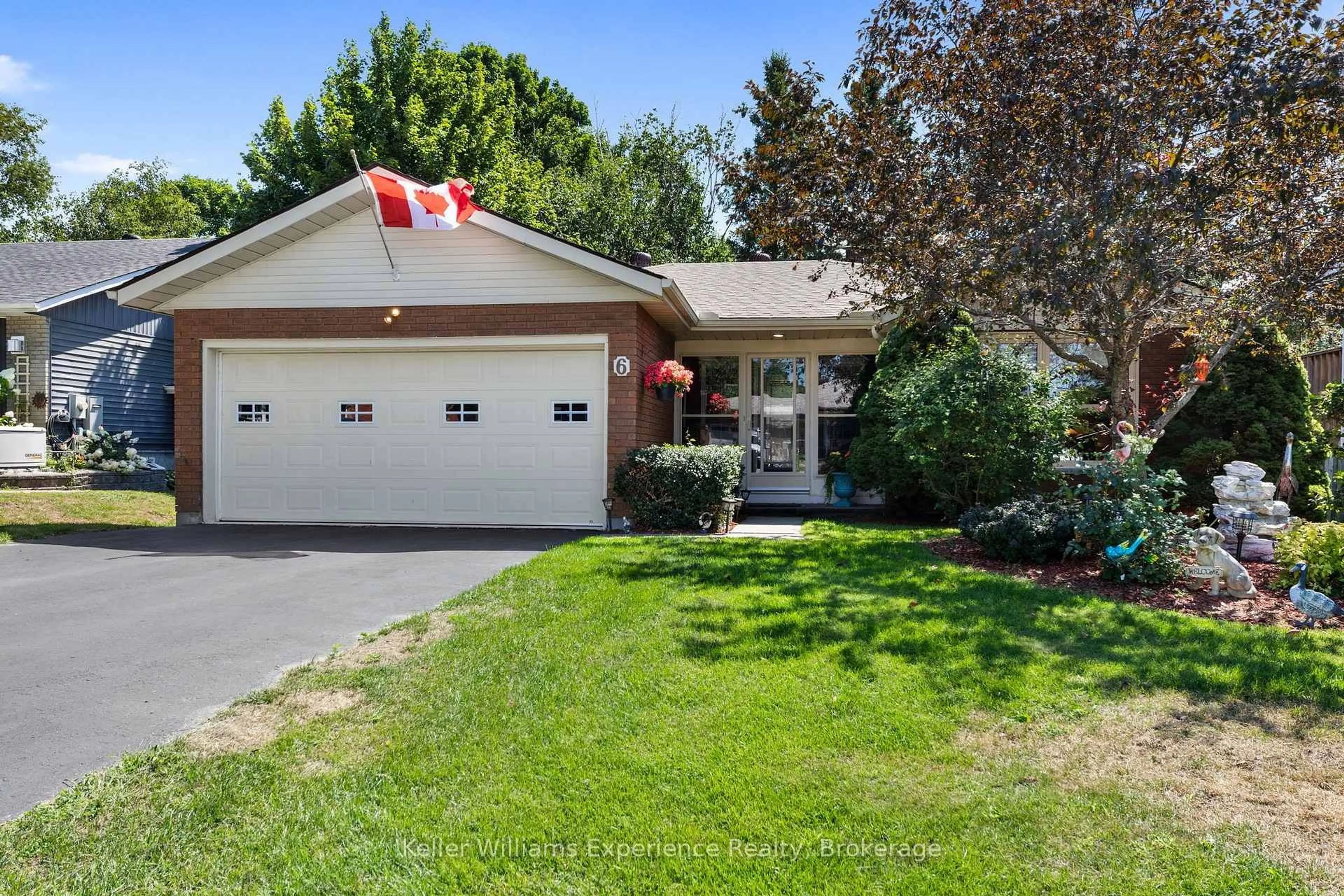 Home with vinyl exterior material, street for 6 Bonaventure Pl, Penetanguishene Ontario L9M 1J3