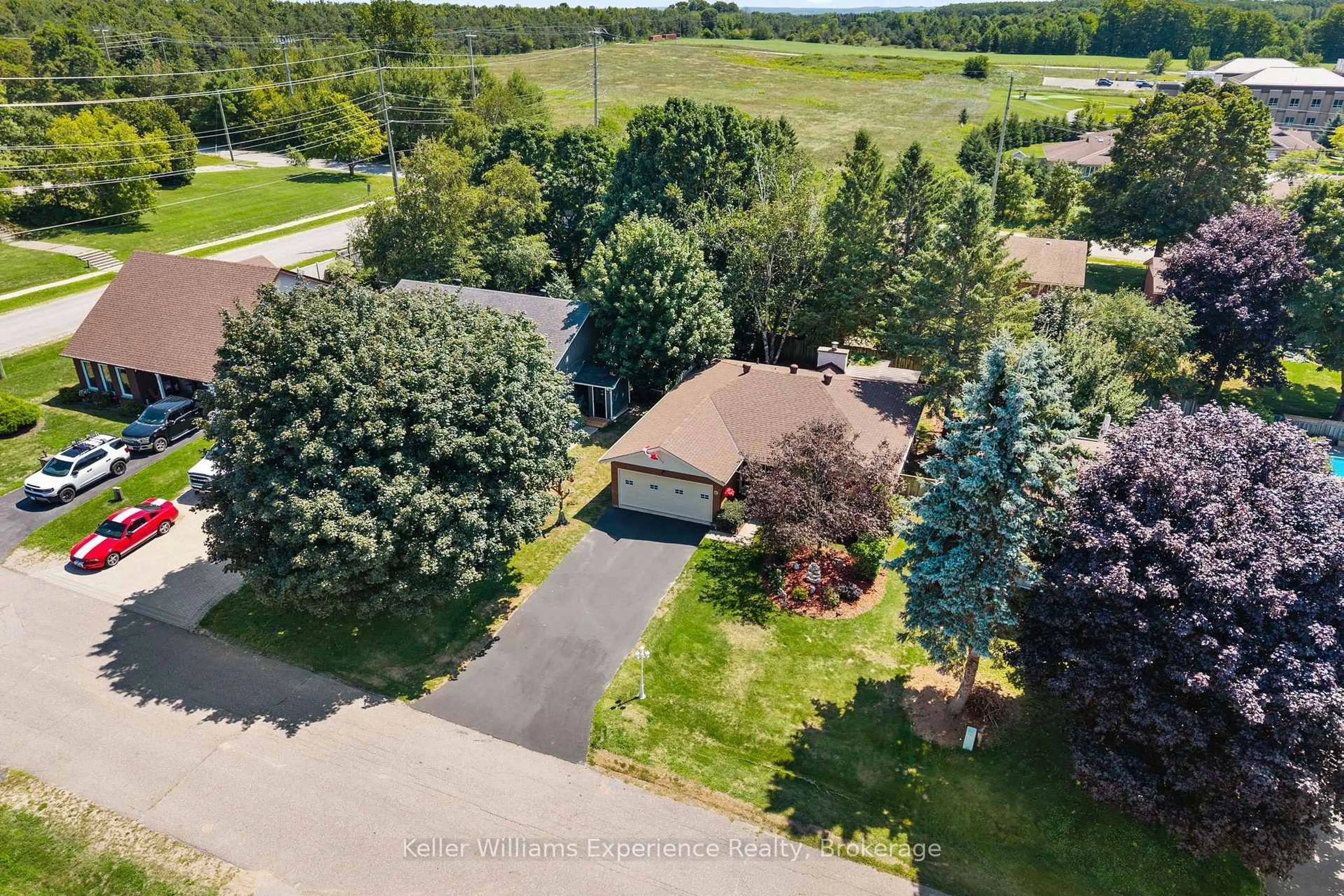 A pic from outside/outdoor area/front of a property/back of a property/a pic from drone, unknown for 6 Bonaventure Pl, Penetanguishene Ontario L9M 1J3