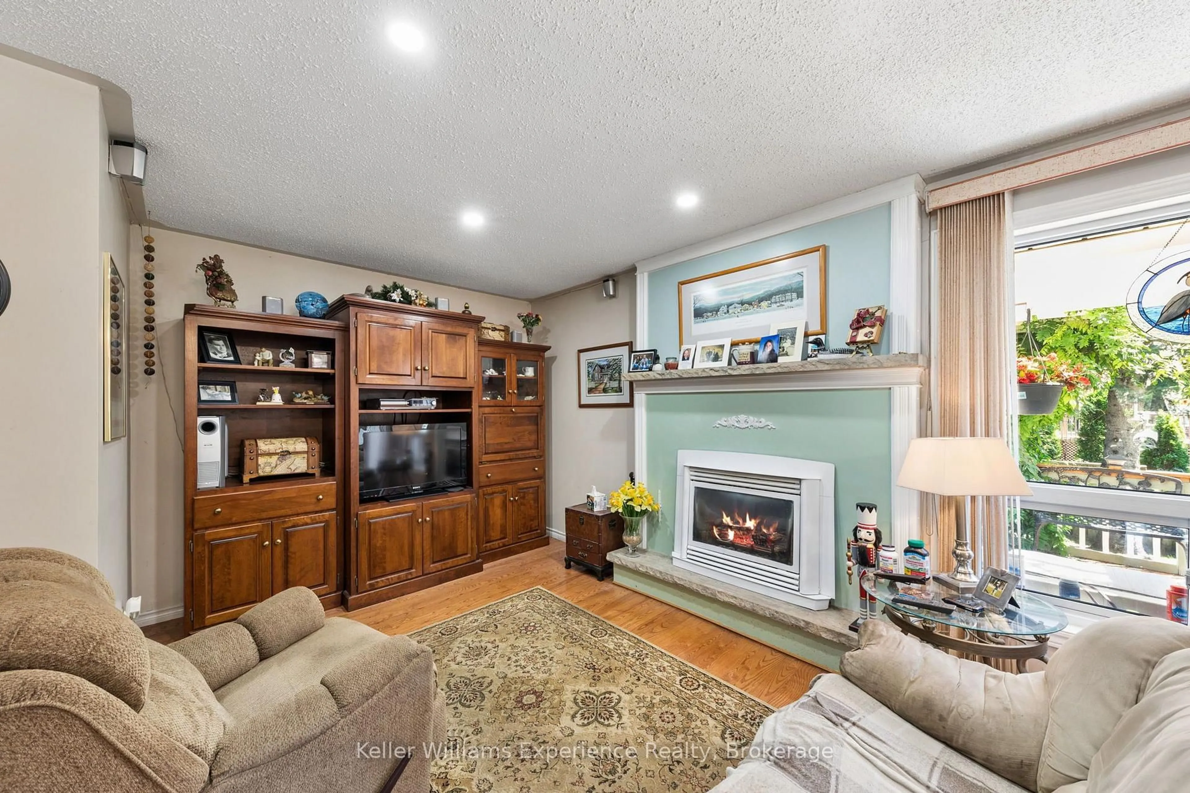 Living room with furniture, unknown for 6 Bonaventure Pl, Penetanguishene Ontario L9M 1J3