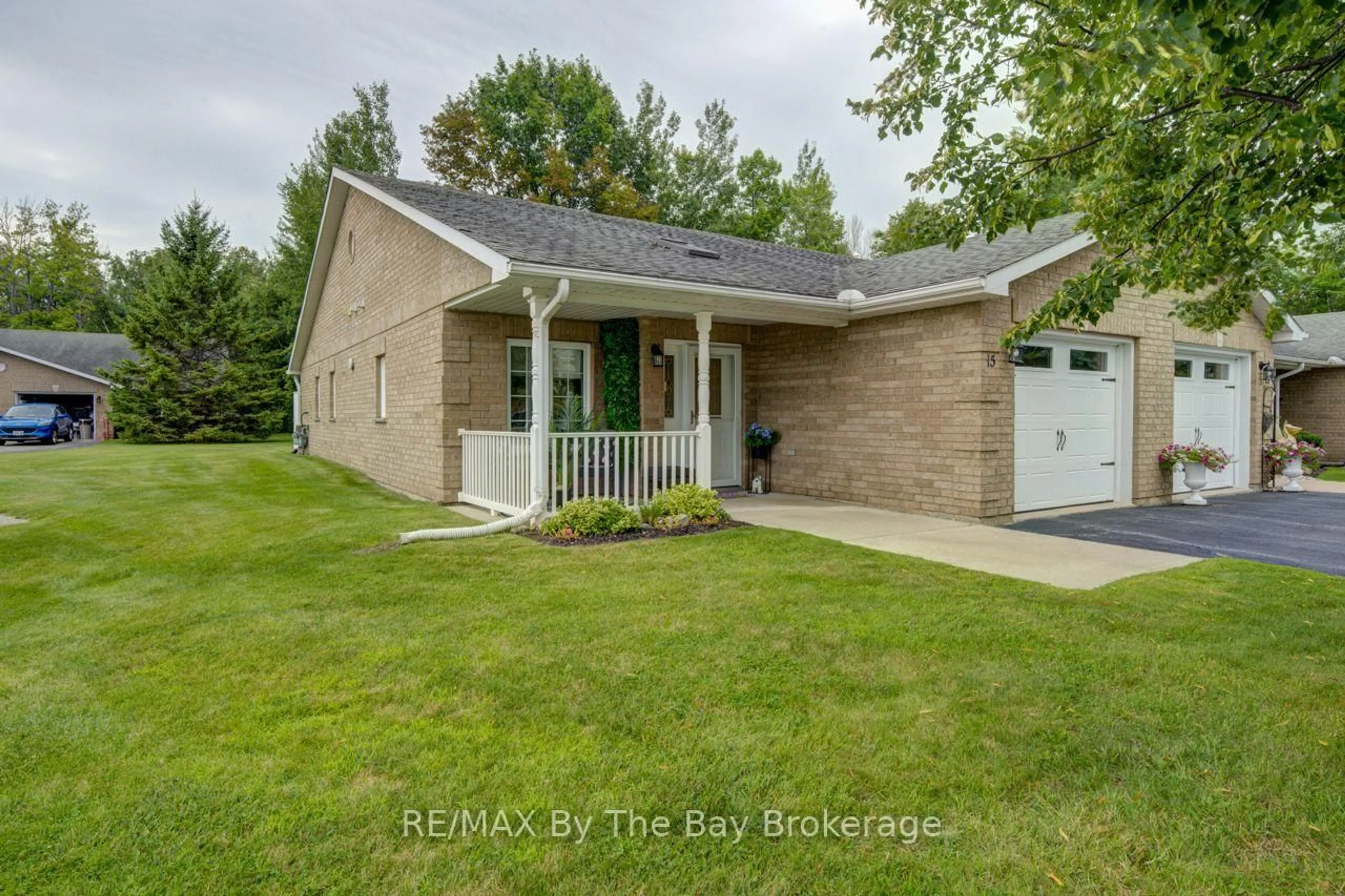 Home with brick exterior material, street for 15 Meadow Lane, Wasaga Beach Ontario L9Z 2P2