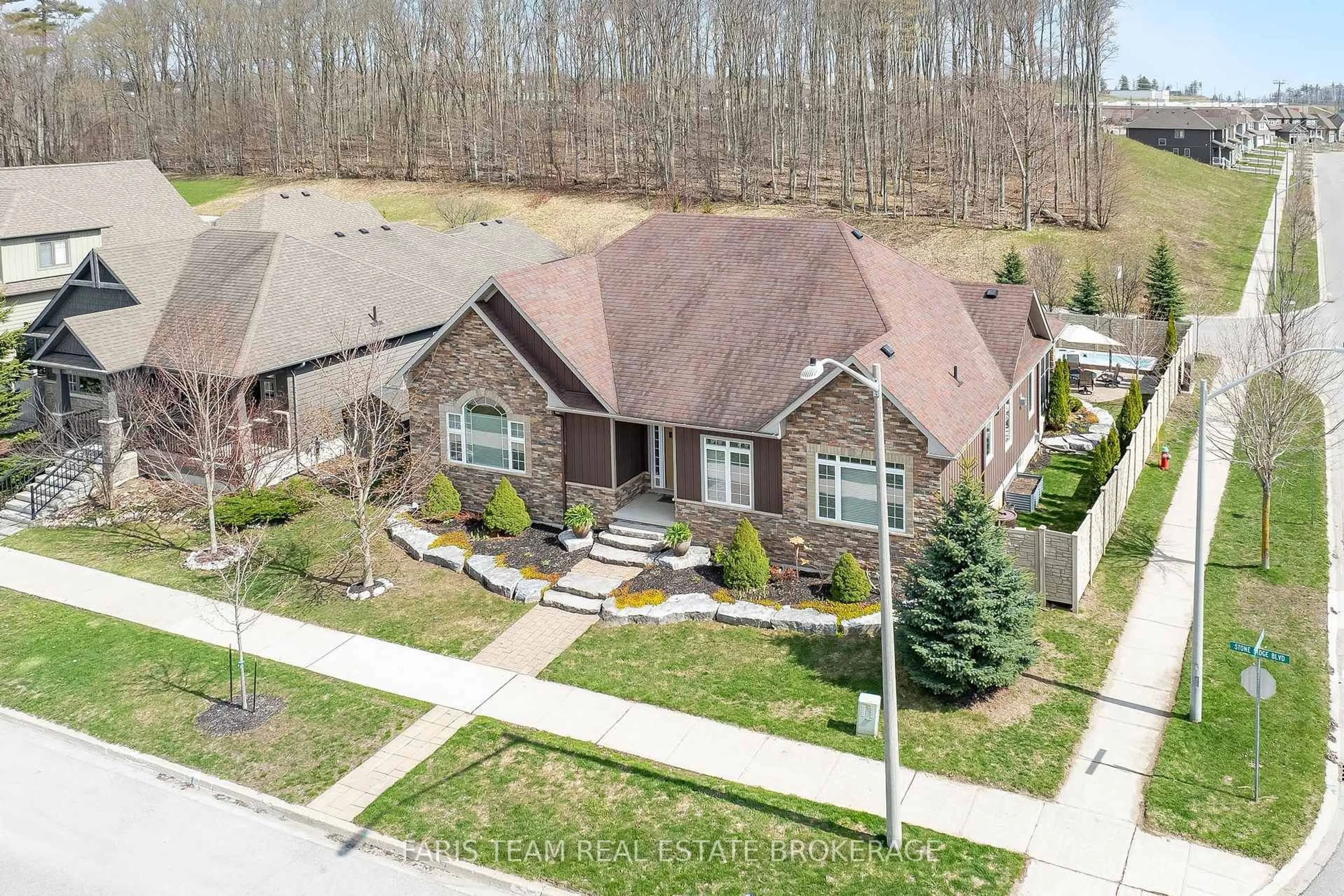 A pic from outside/outdoor area/front of a property/back of a property/a pic from drone, street for 3063 Stone Ridge Blvd, Orillia Ontario L3V 0A3