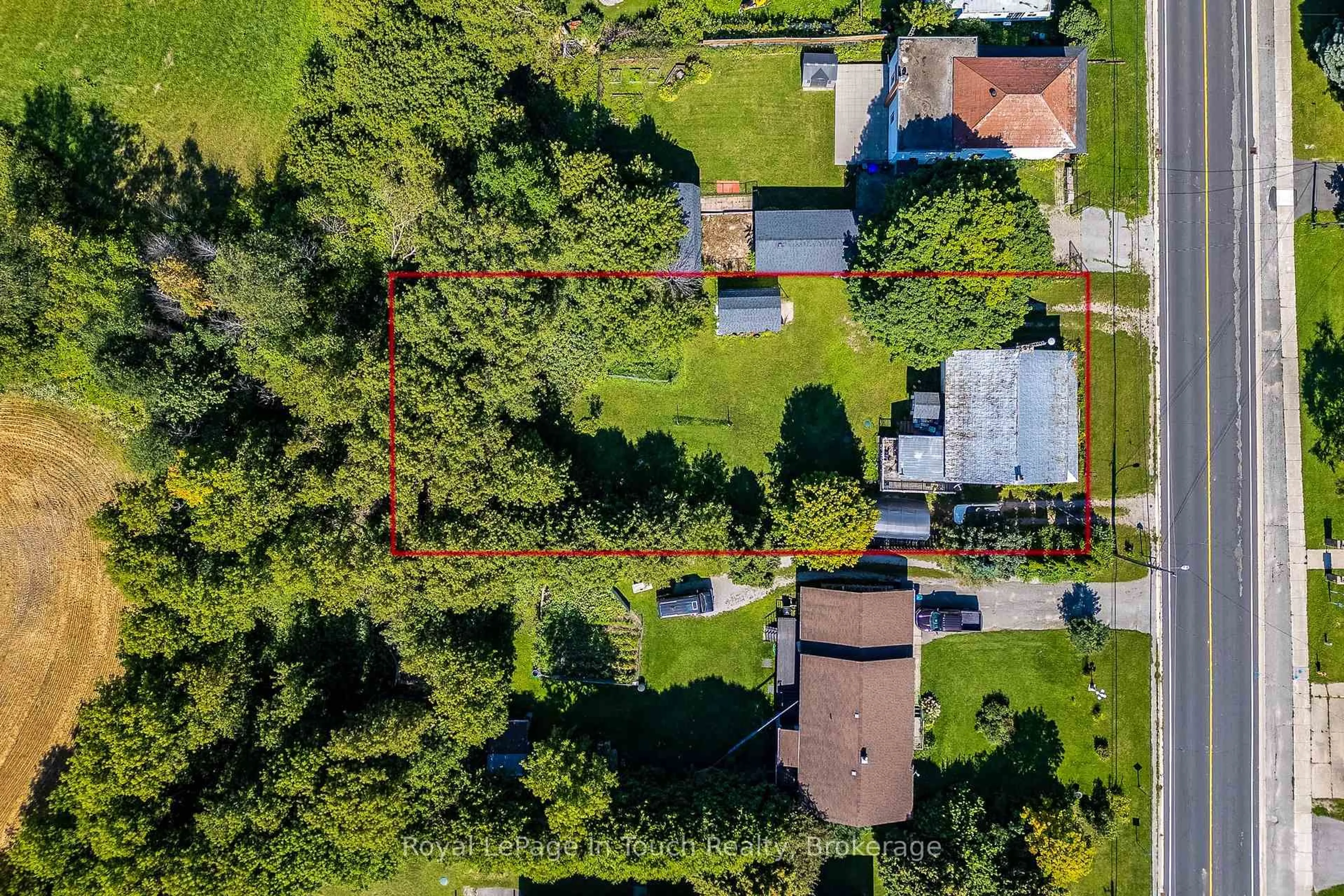A pic from outside/outdoor area/front of a property/back of a property/a pic from drone, street for 328 Lafontaine Rd, Tiny Ontario L9M 0H1